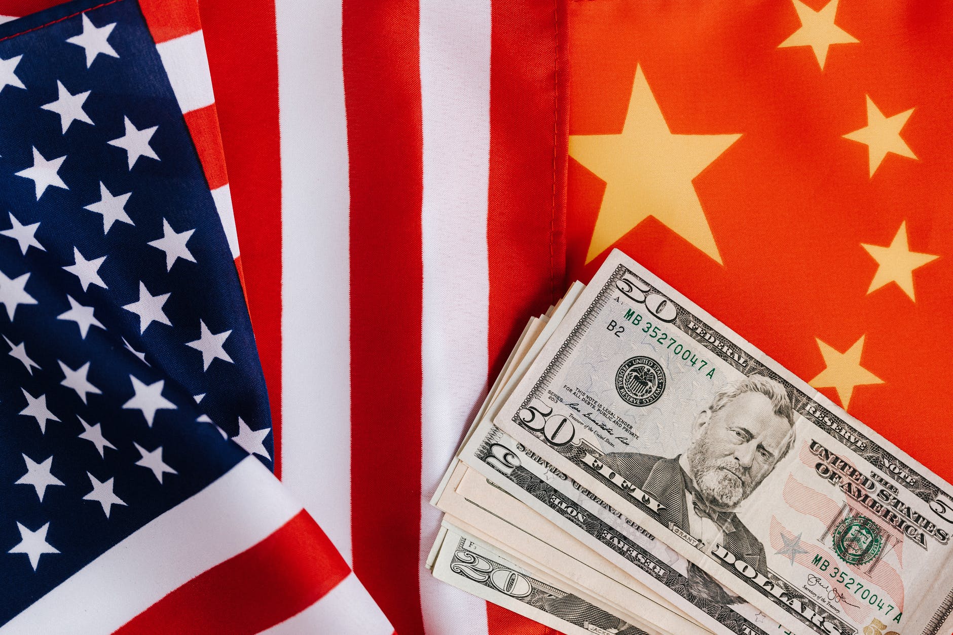 Estados Unidos bloqueiam investimento em tecnológicas chinesas de microeletrónica, tecnologia quântica e IA