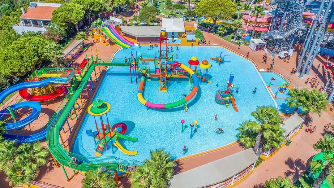 Estes 10 parques aquáticos espalhados por Portugal estão à sua espera (com escorregas novos)