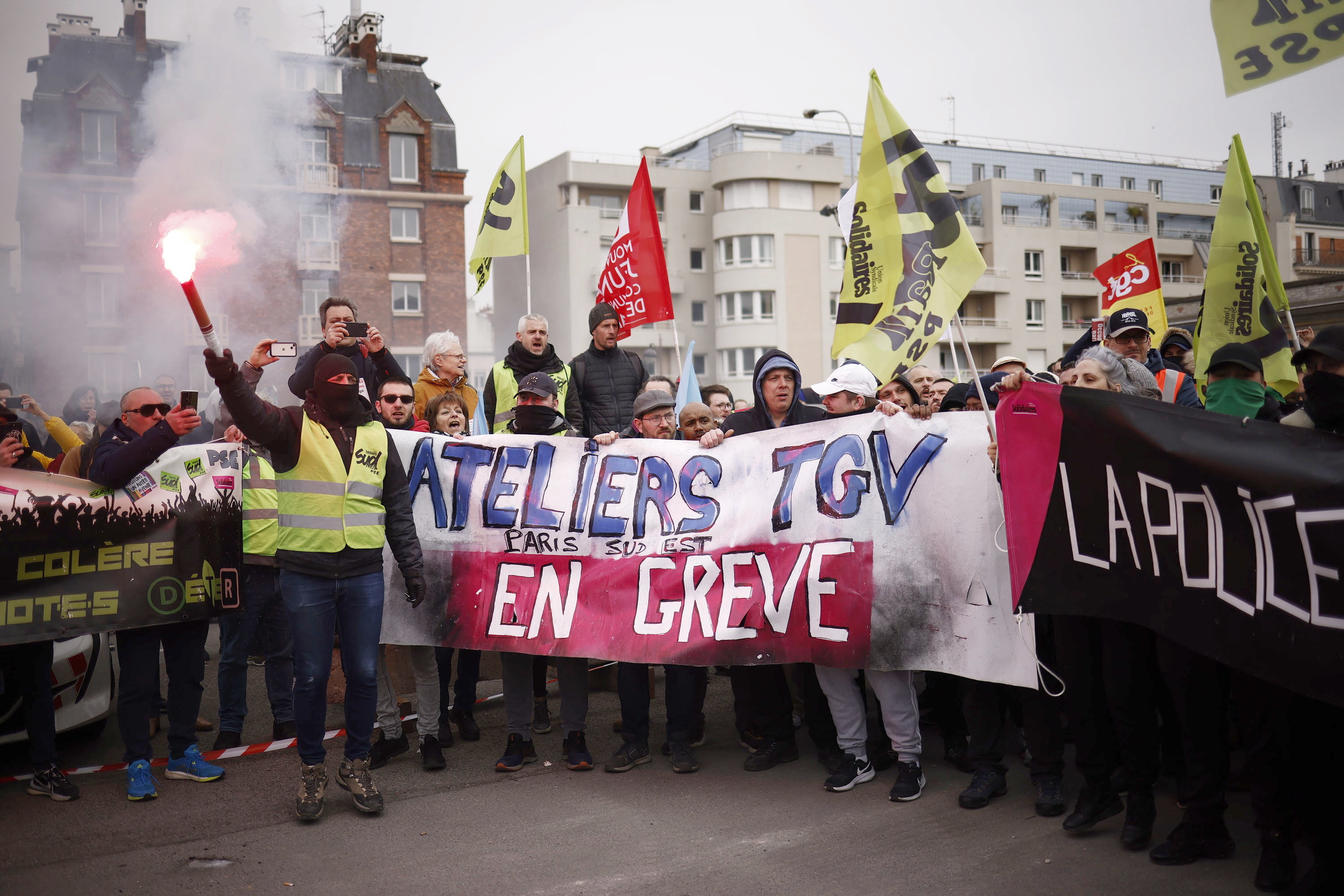 Protestos em Paris continuam. Agora os manifestantes bloquearam a estação de comboios