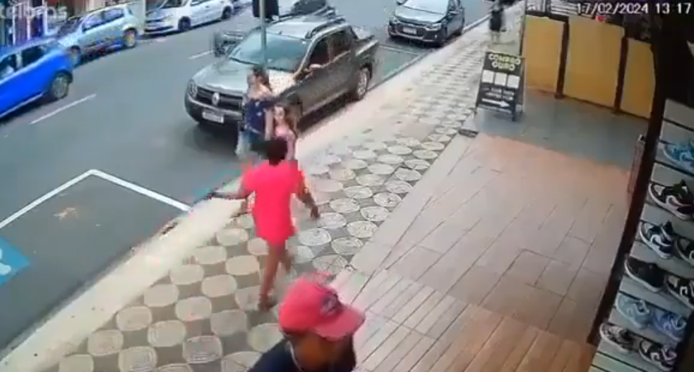 Mulher ia a passar na rua e deu um estalo a uma criança que passeava com a mãe. O karma foi instantâneo (vídeo)