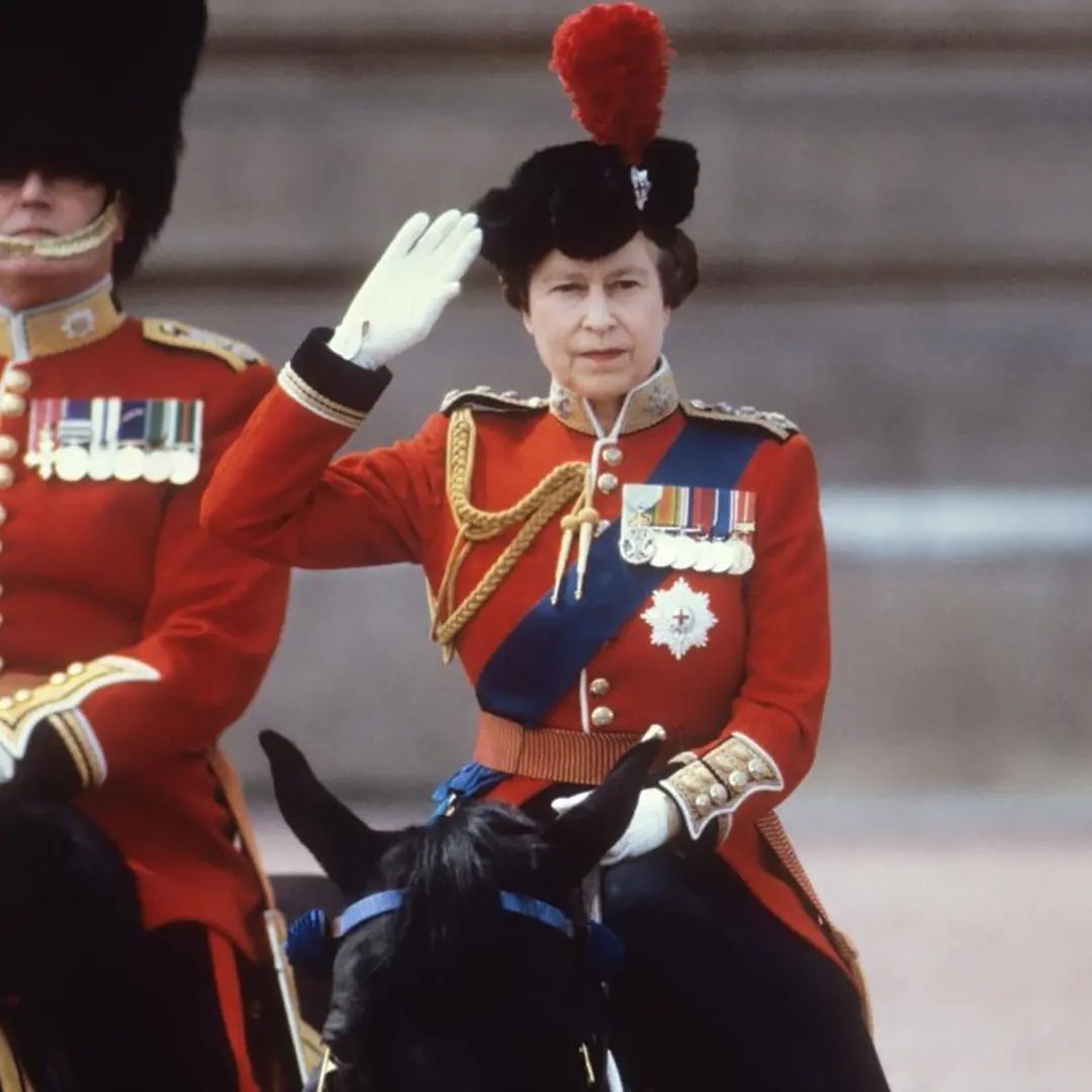 Instagram da família real britânica partilha 9 fotos inéditas de Isabel II. Veja aqui as imagens