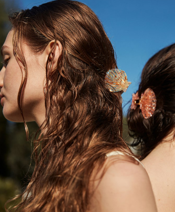 Já não precisa de esconder a sua mola de cabelo — a tendência voltou a estar na moda