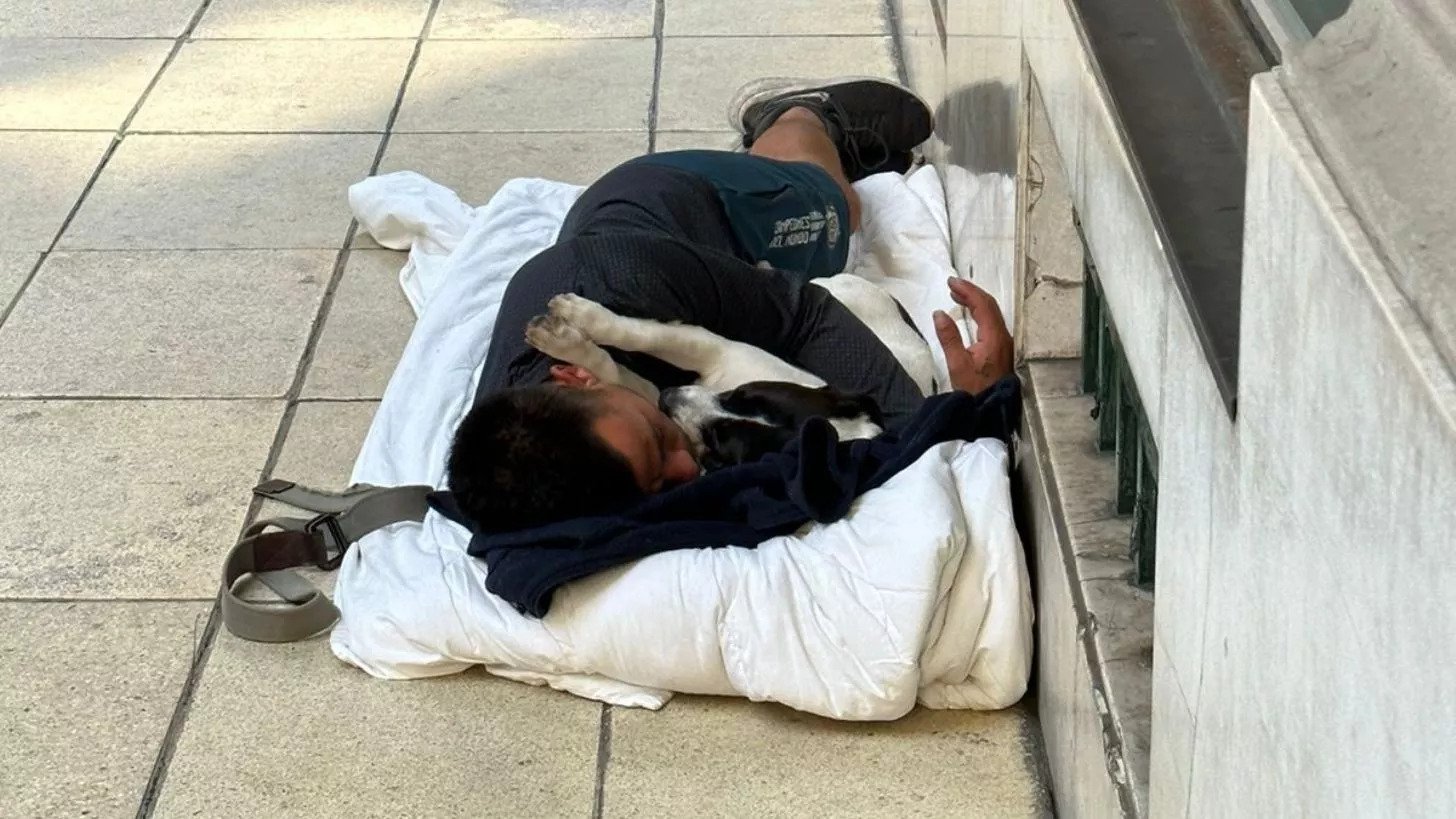 Imagem de sem-abrigo a dormir na rua abraçado a um cão está a comover a internet
