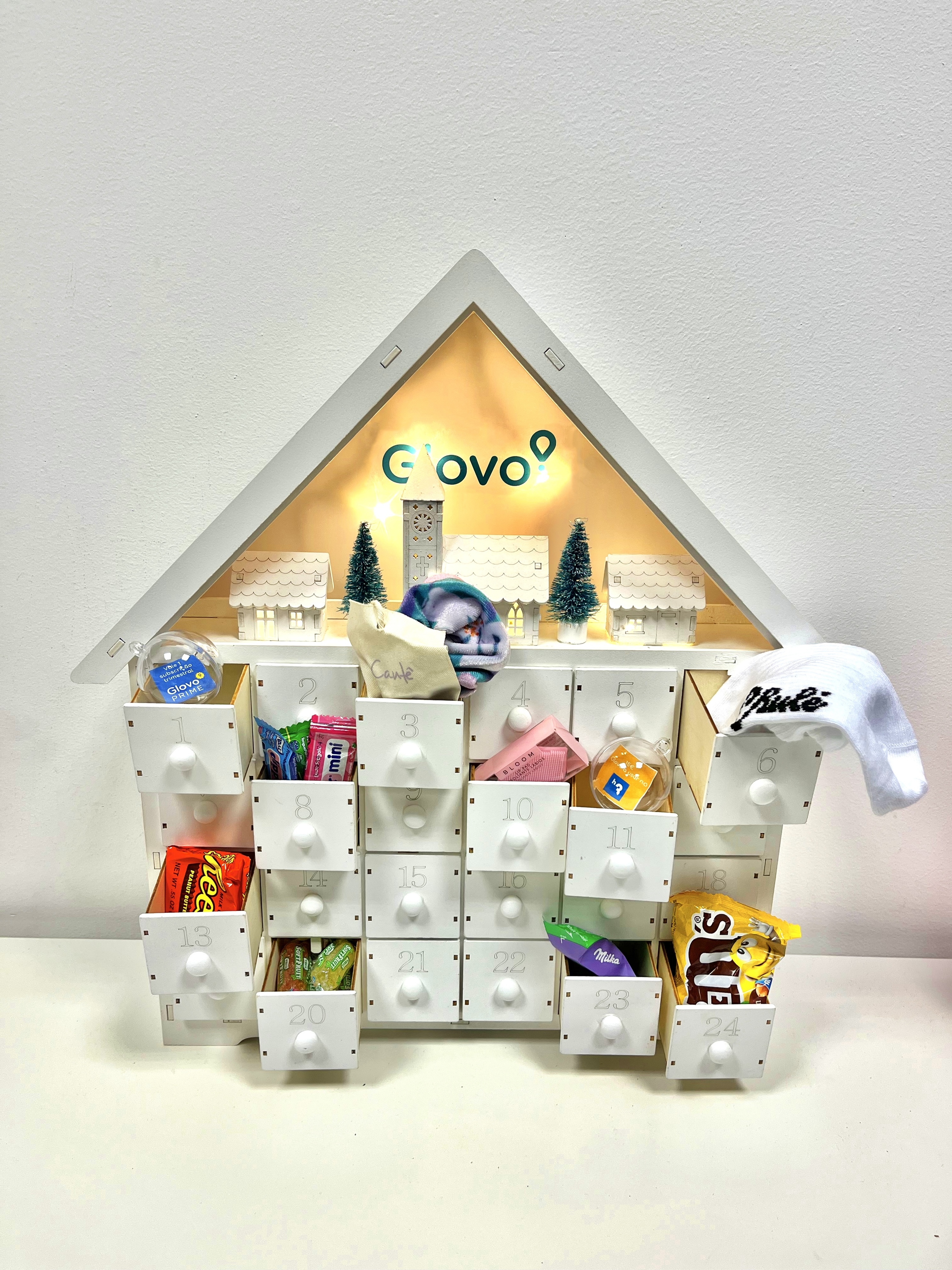 Corra. O calendário do Advento da Glovo tem vinho, bijuteria, chocolates e códigos promocionais