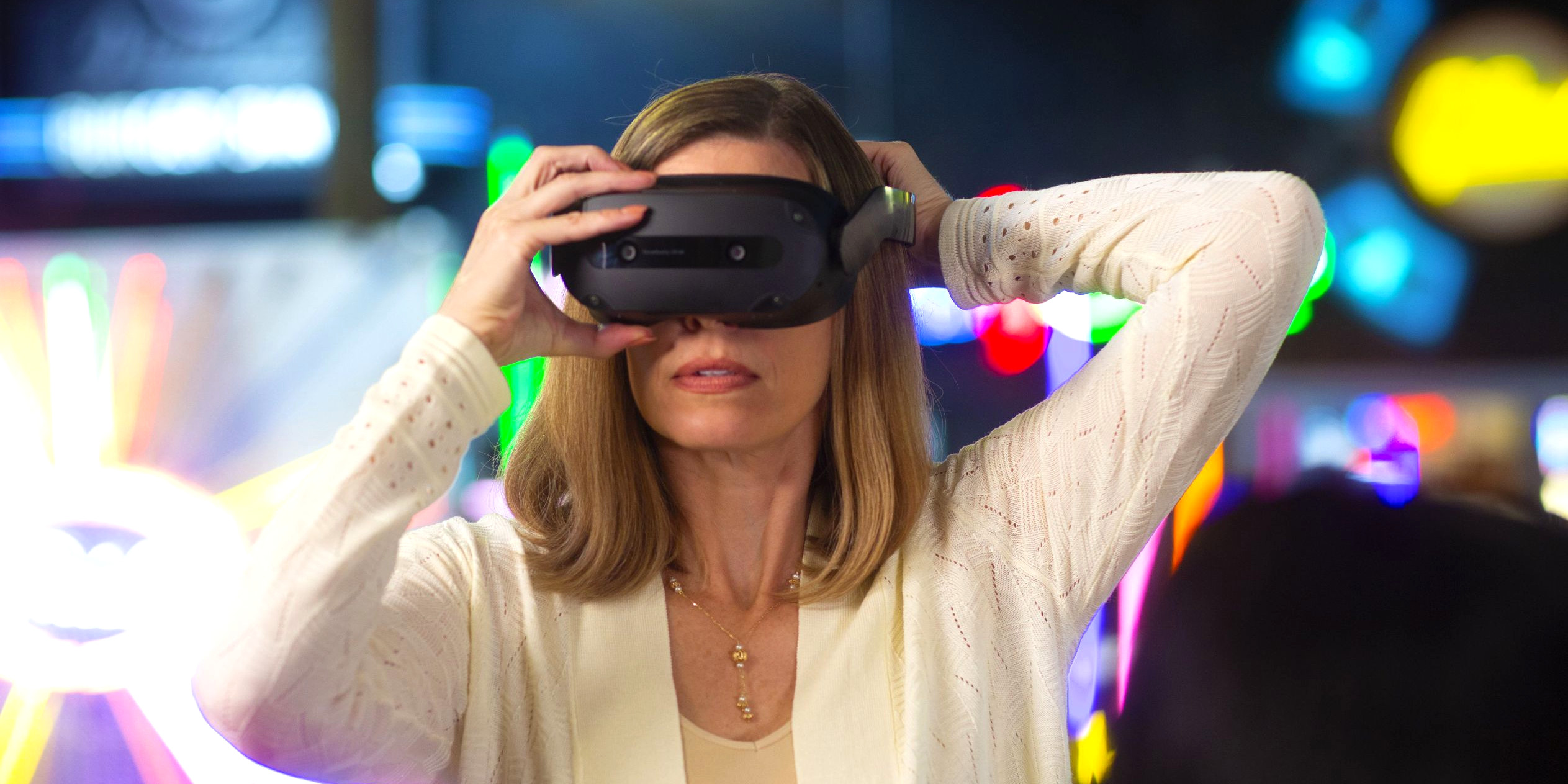 Lenovo lança novo headset de realidade virtual para o metaverso empresarial