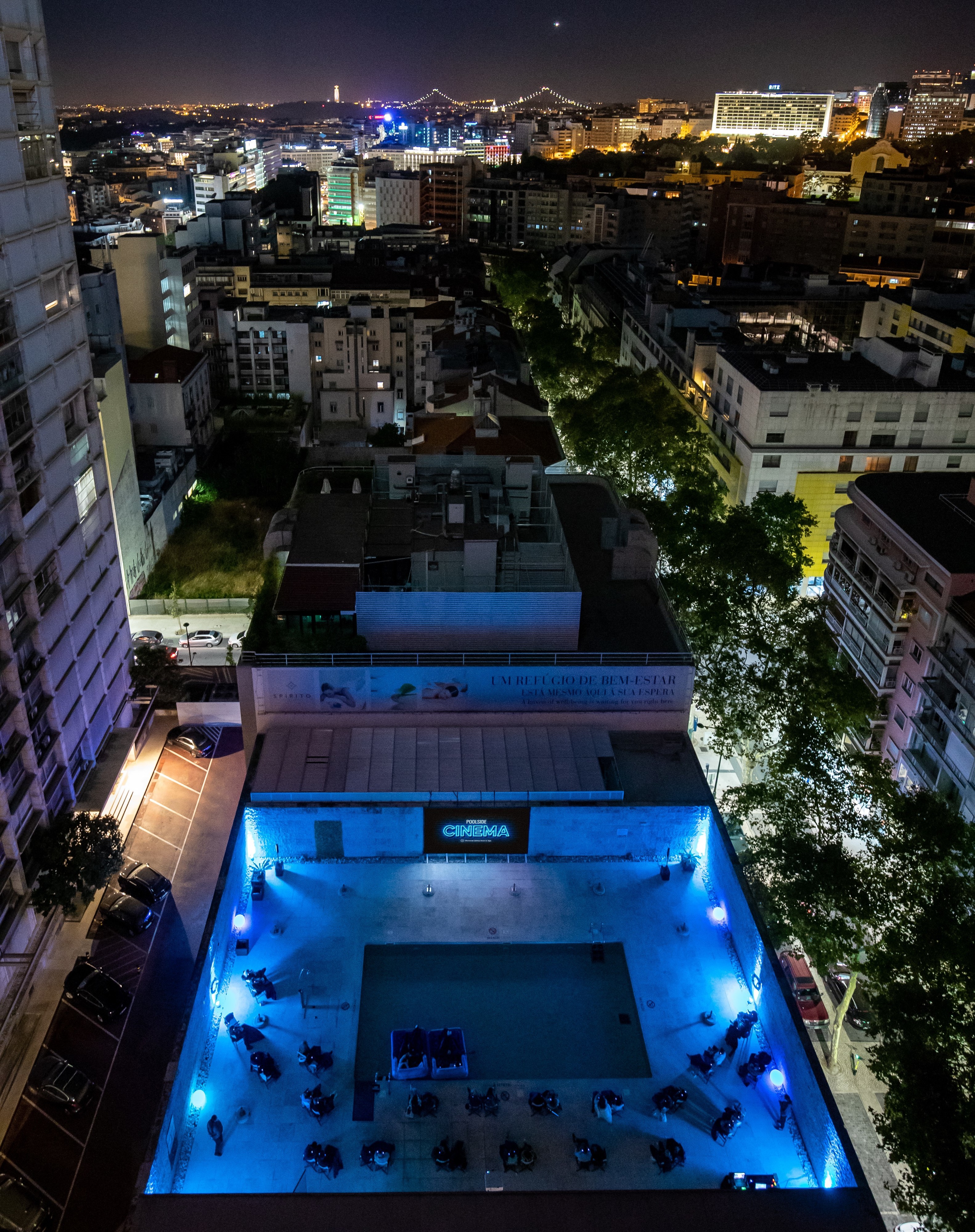 Entre nesta piscina e veja um filme enquanto flutua e come pipocas