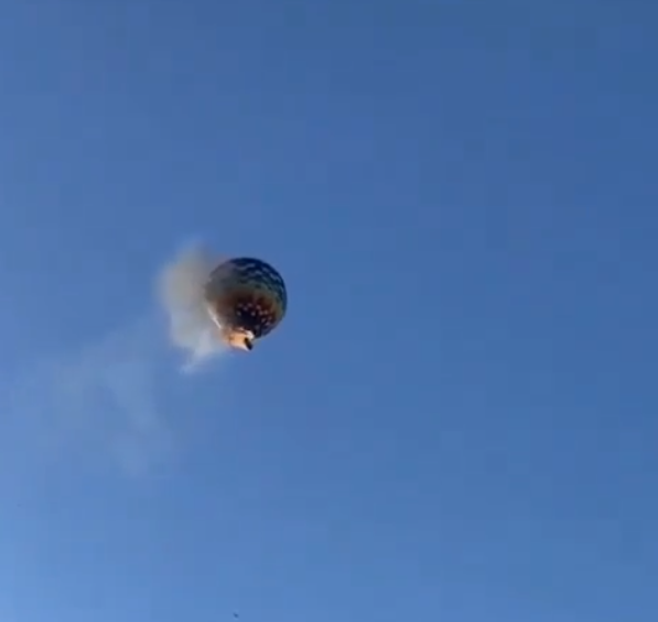 Imagens mostram balão de ar quente consumido por chamas no Brasil. Oito pessoas morreram carbonizadas