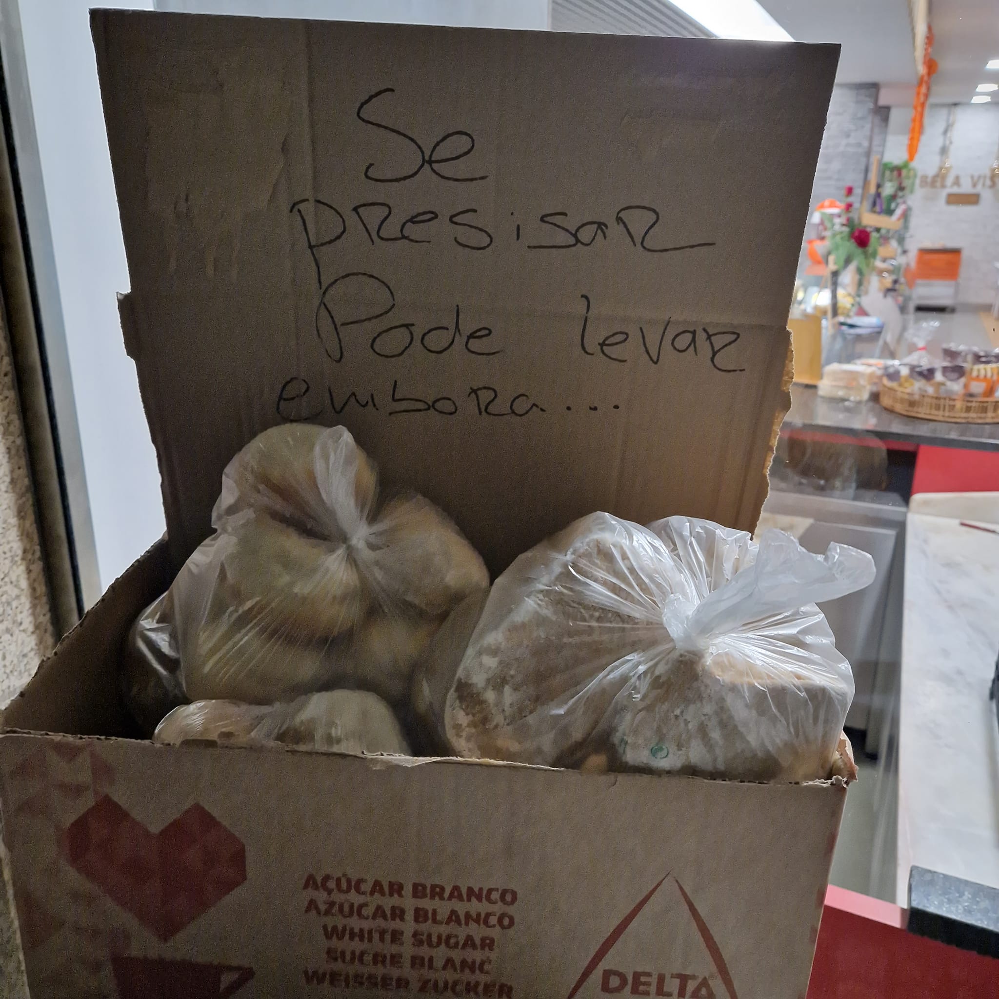 “Se precisar, pode levar”. Padaria de Santo Tirso que deixa sacos de pão à porta está a comover as redes sociais