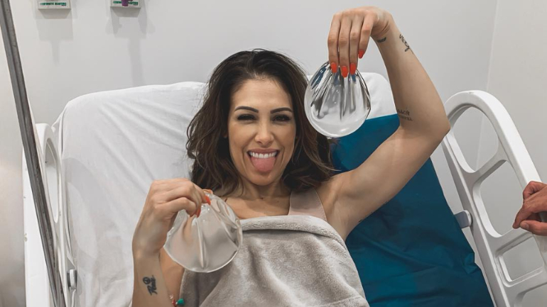 Influenciadora tira prótese devido a dificuldades em respirar