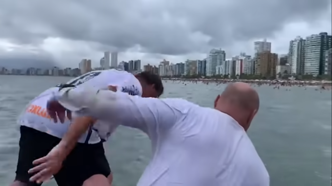 Bolsonaro dá mergulho no primeiro dia do ano e provoca ajuntamento (VÍDEO)