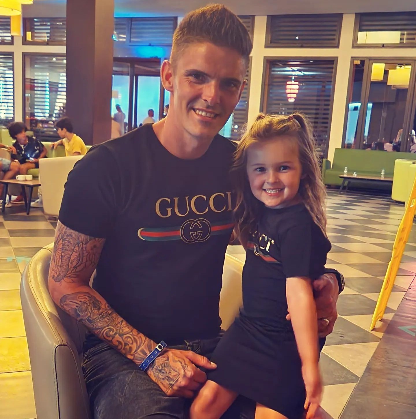 Médicos disseram-lhe que sofria de azia ou stresse. Afinal, Ricky tinha um linfoma em estágio 3