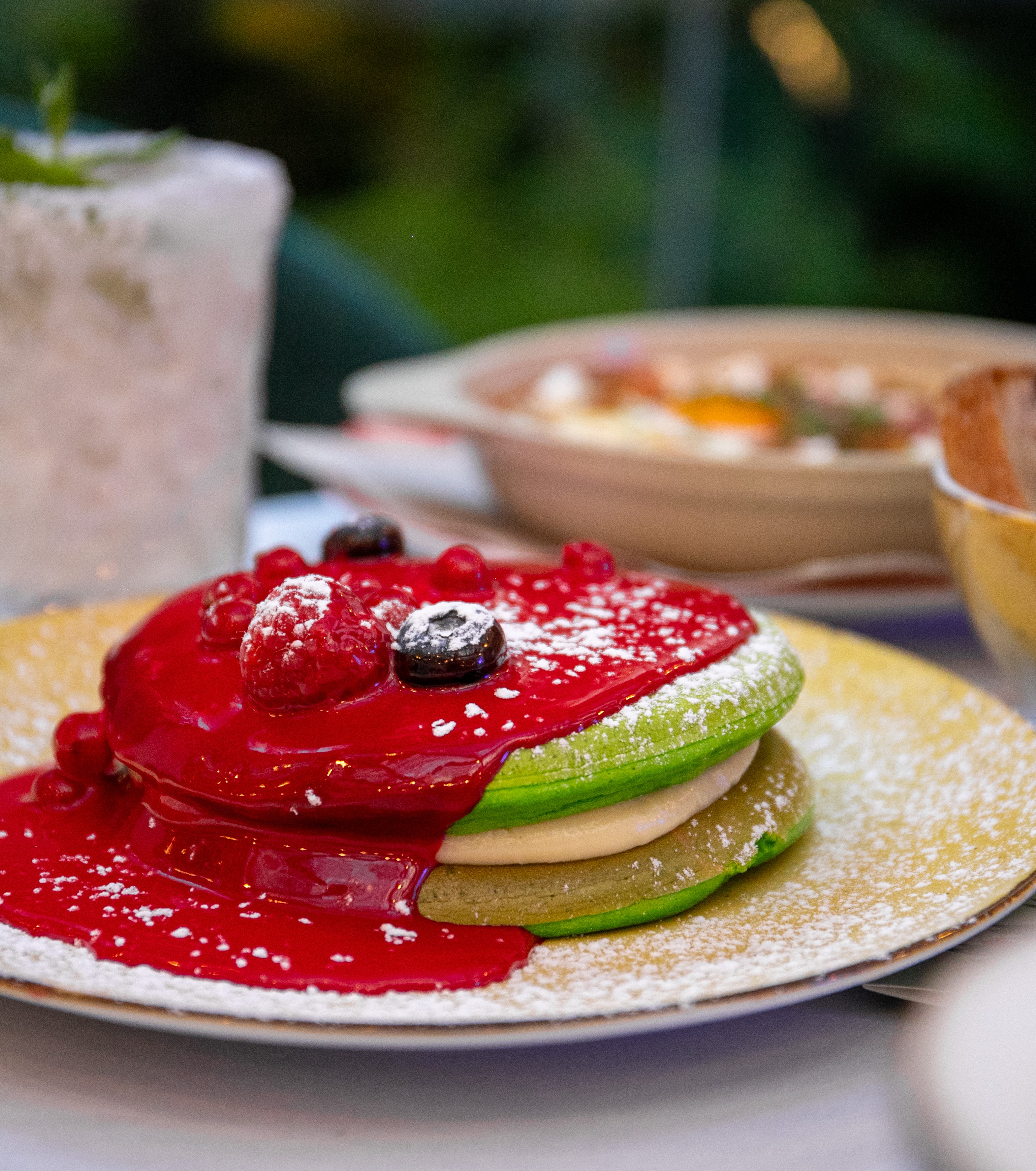 Panquecas verde-Grinch e mojitos de coco. O brunch de Natal do Seventh é o paraíso dos gulosos