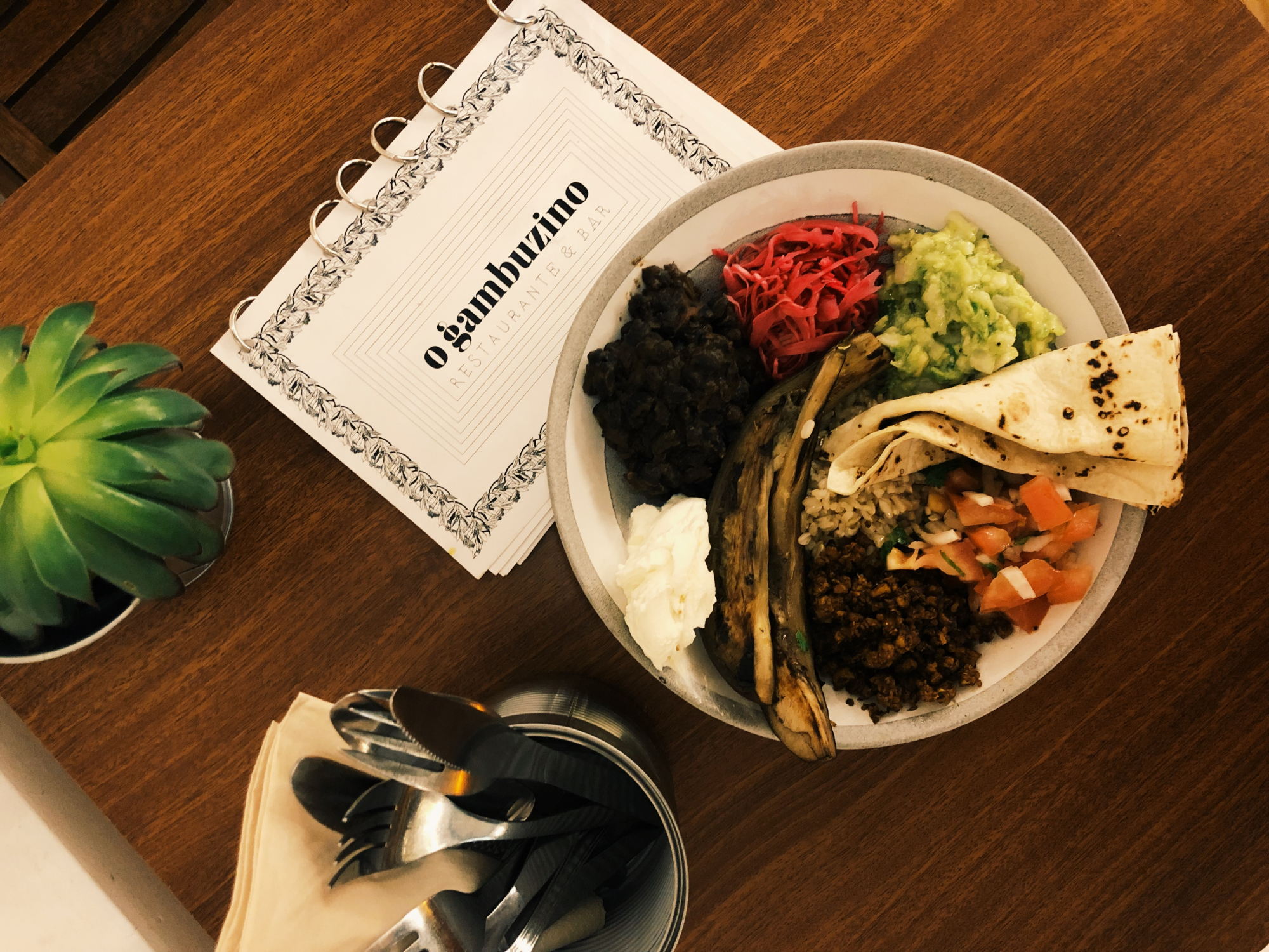 O Gambuzino. Ele existe, é vegetariano e abriu no Intendente