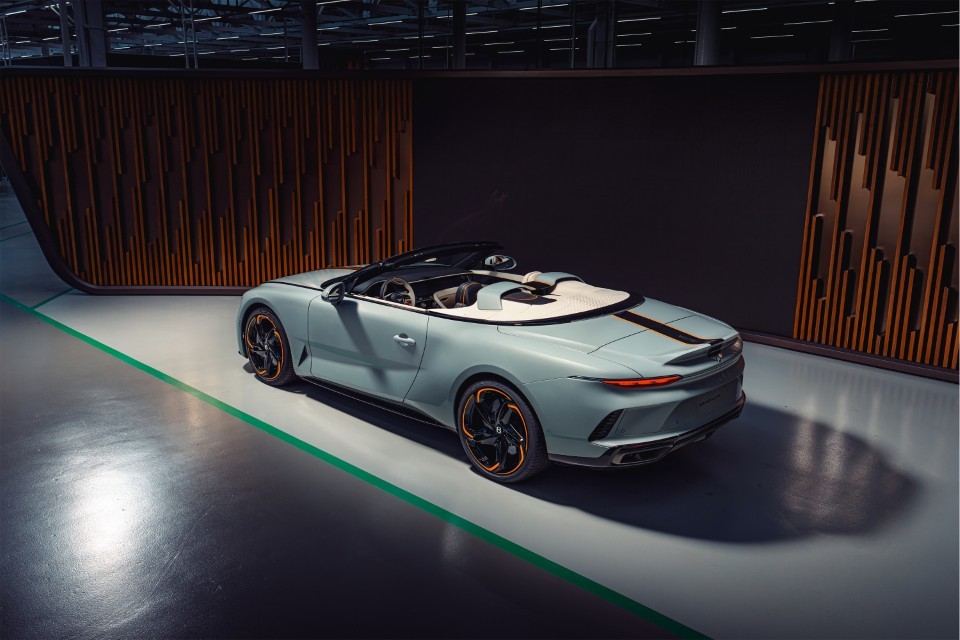Bentley revela primeiro Batur Convertible criado pela Mulliner