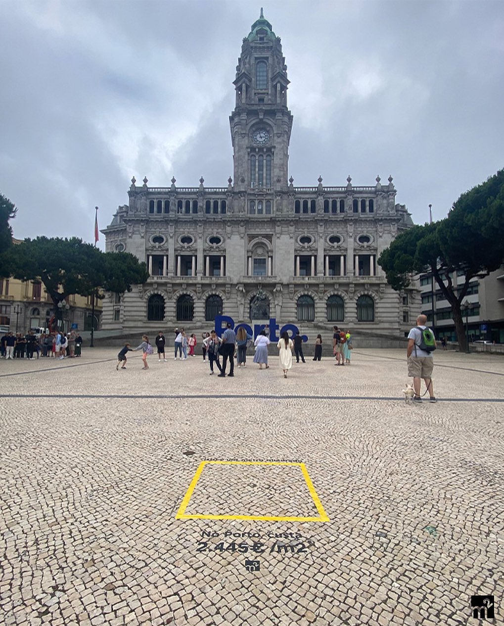 Já viu um quadrado amarelo no chão do Porto? O objetivo é chamar a atenção para a crise habitacional