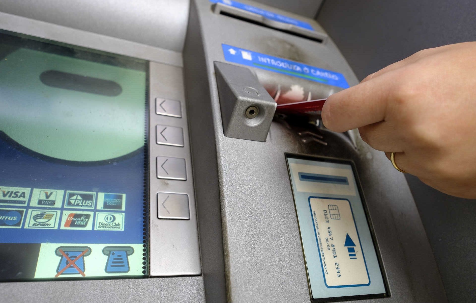 Bancária que atirou o carro ao mar em Cascais terá desviado pelo menos 3 milhões de euros aos clientes