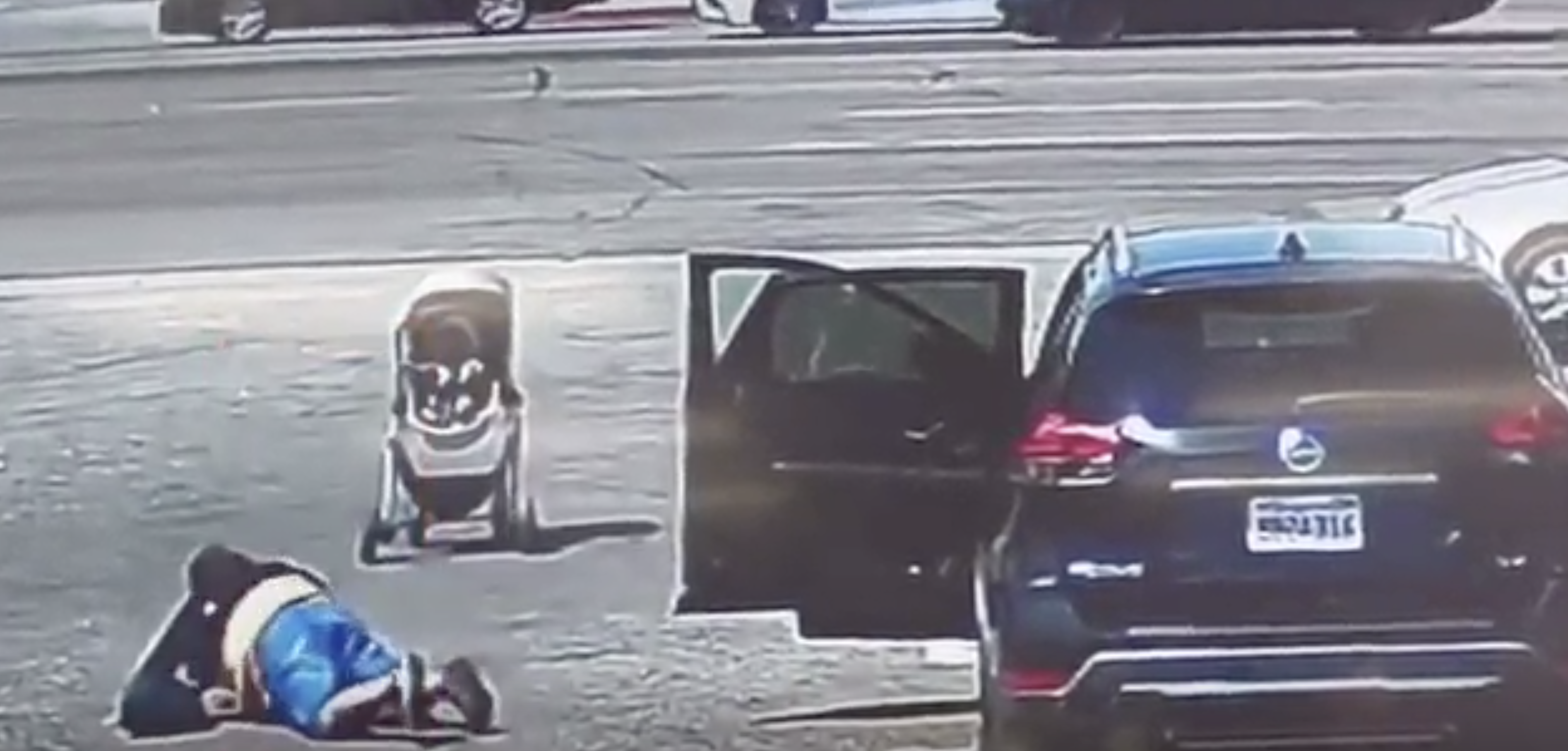 Mulher deixa carrinho de bebé deslizar para a estrada mas um sem-abrigo salvou-o. Veja o vídeo arrepiante