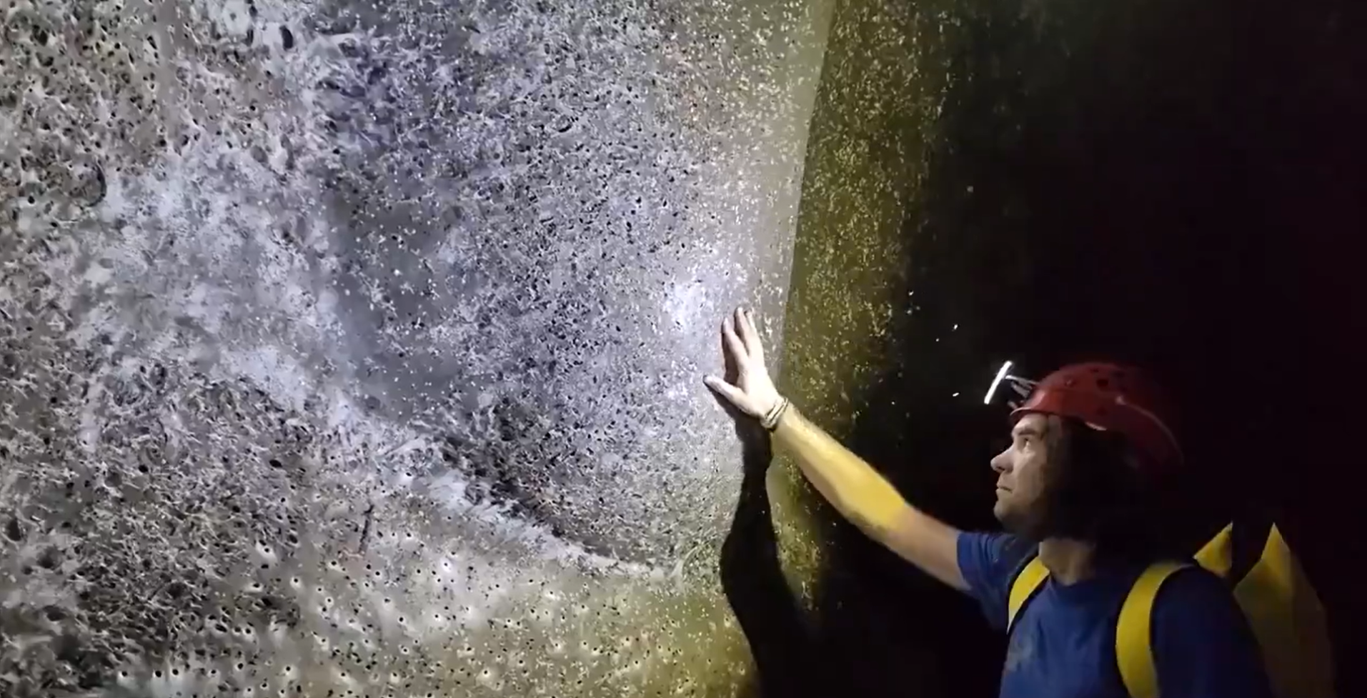 Esta caverna esconde a maior teia de aranha alguma vez encontrada (com mais de 100 mil bichos)