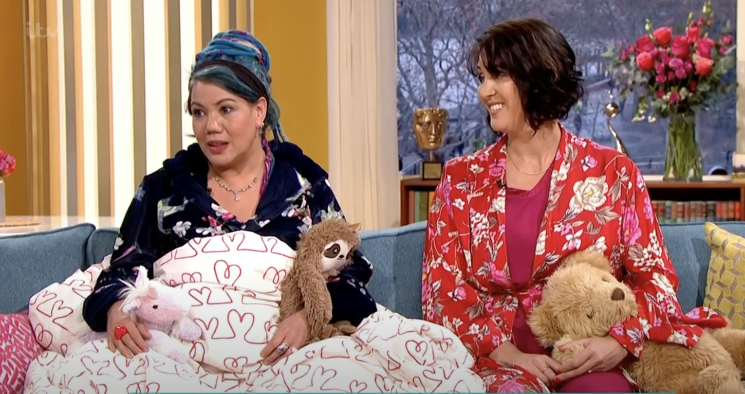 Mulher casa com edredão. Diz que foi “amor à primeira vista” e que é o relacionamento “mais íntimo” que teve