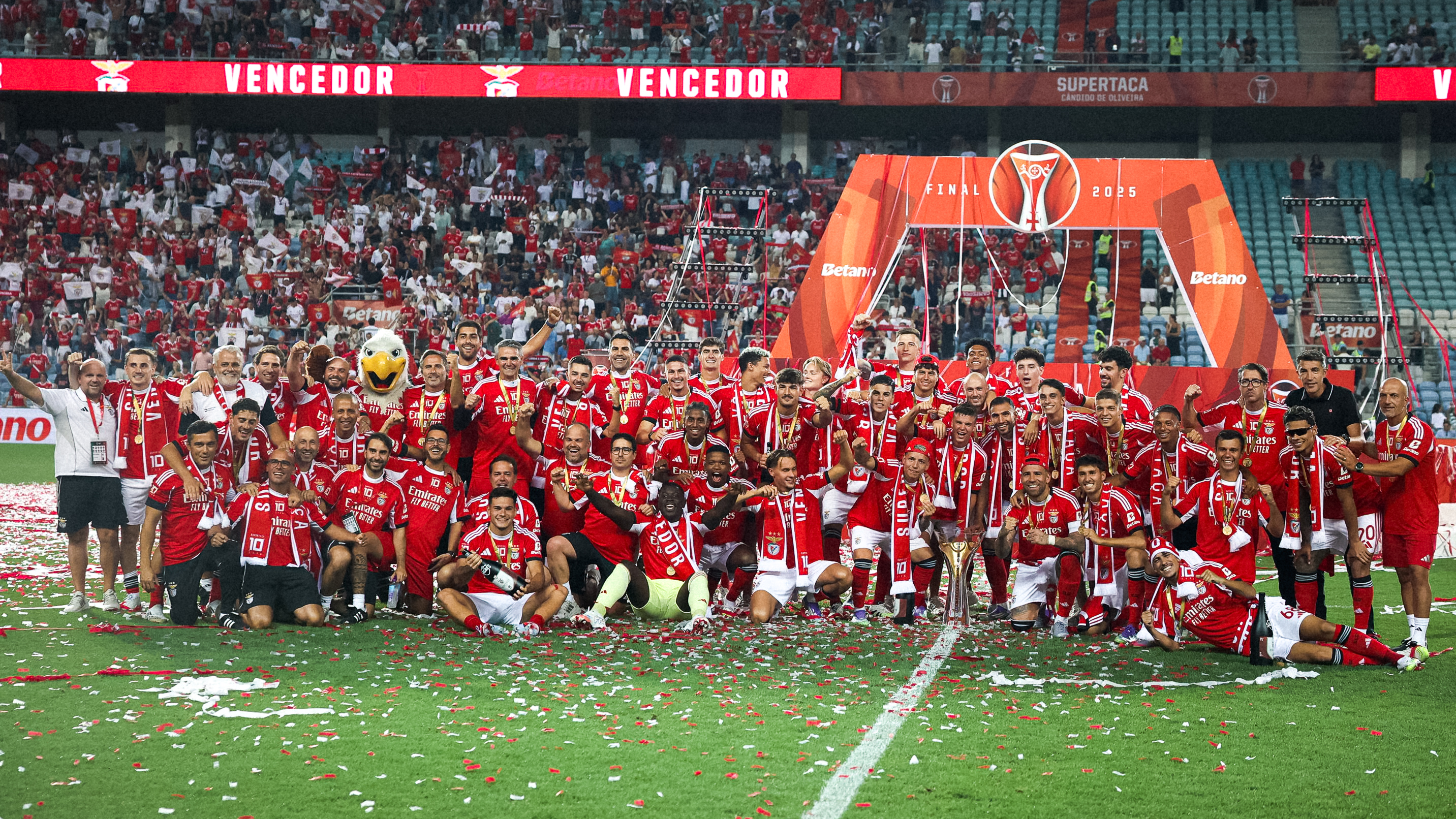 Benfica bate Sporting e conquista a Supertaça. Veja as fotos dos festejos dos jogadores