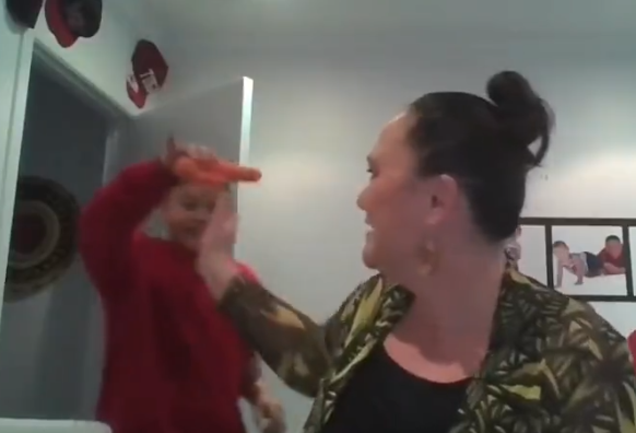 Ministra interrompida em direto por filho a abanar uma cenoura. Veja o vídeo hilariante