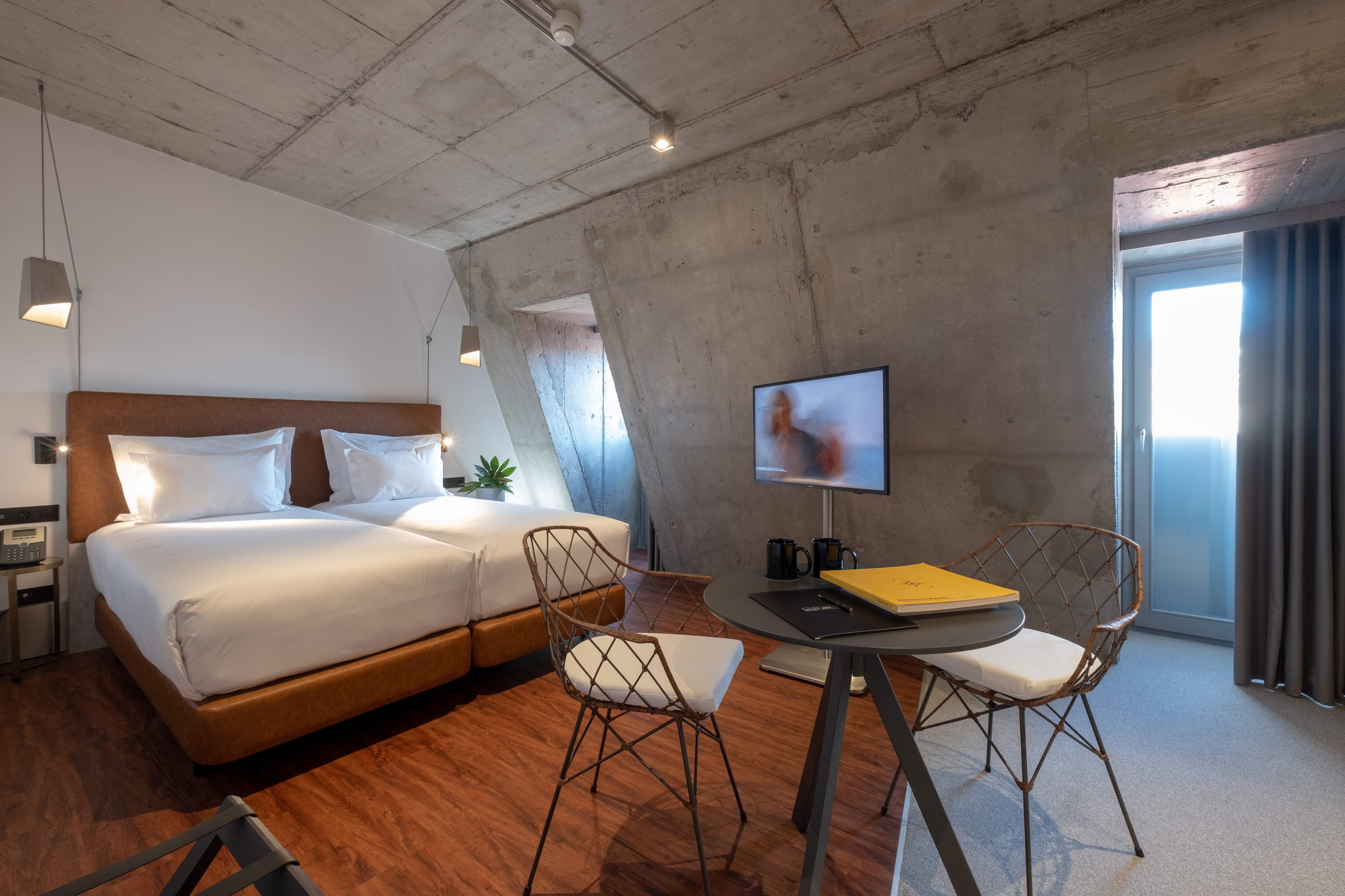 Hotel Caju. Quanto custa dormir neste complexo em betão a 3 minutos a pé do centro do Funchal?