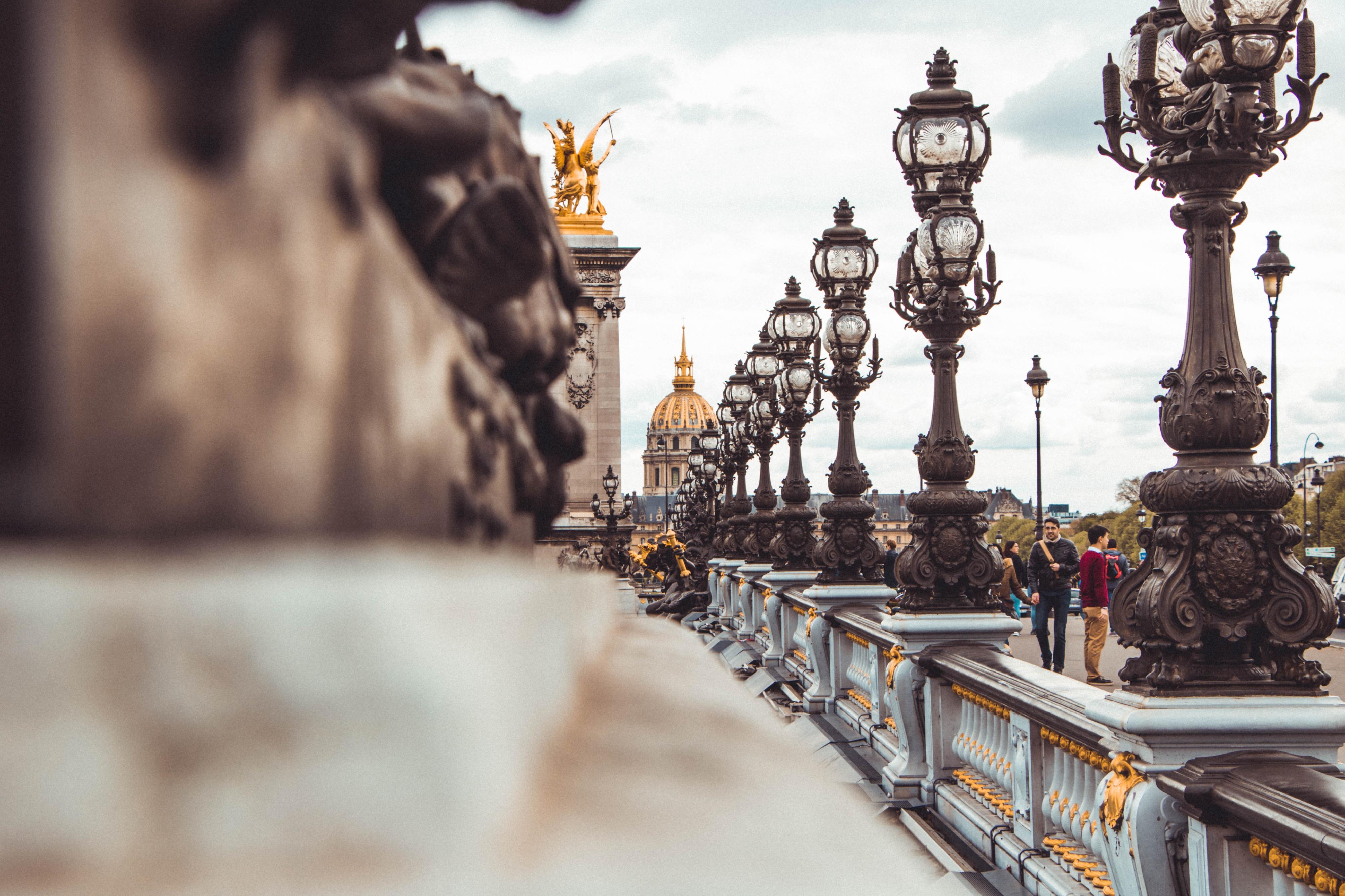 Após a eleição de Macron, carro tentou atropelar agentes da polícia. Dois ocupantes foram abatidos