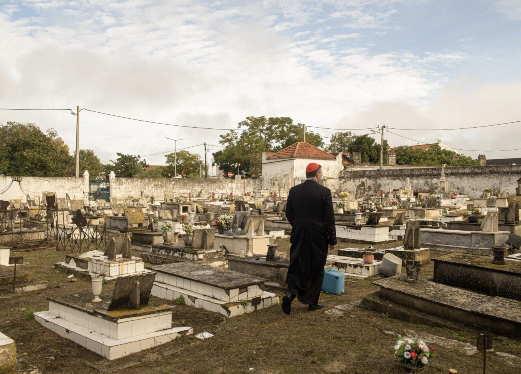 Cemitério de Alhos Vedros alvo de vandalismo. Há jazigos arrombados e cadáveres espalhados