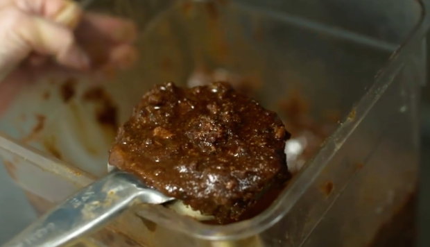 KFC revela ingrediente secreto (e nojento) do molho da marca. “Deixou-me fisicamente mal disposta”.