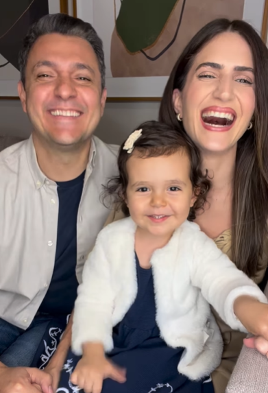 Criança de 3 anos fica viral ao receber encomenda sozinha. Veja o vídeo