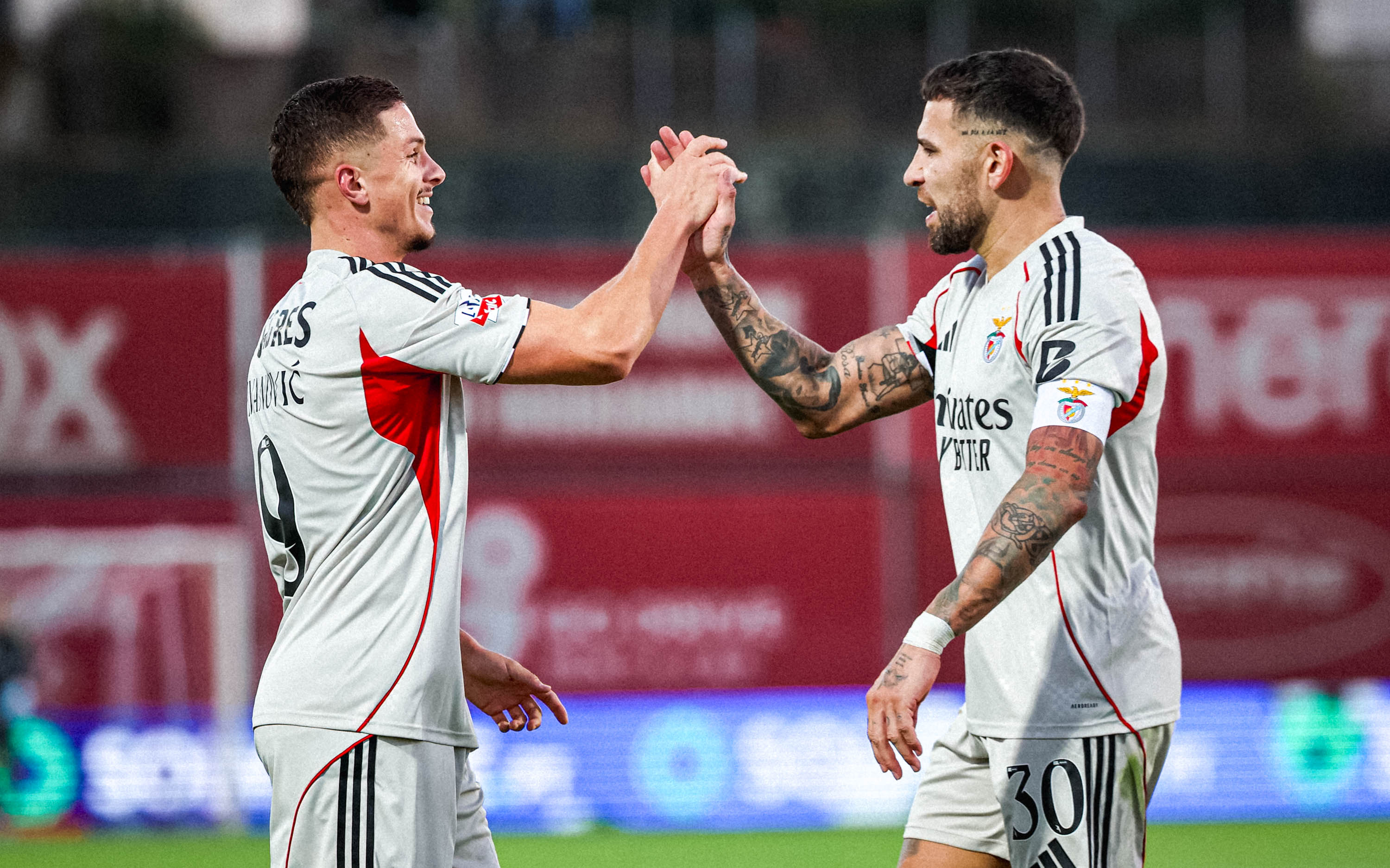 Ivanovic e Otamendi festejam golo