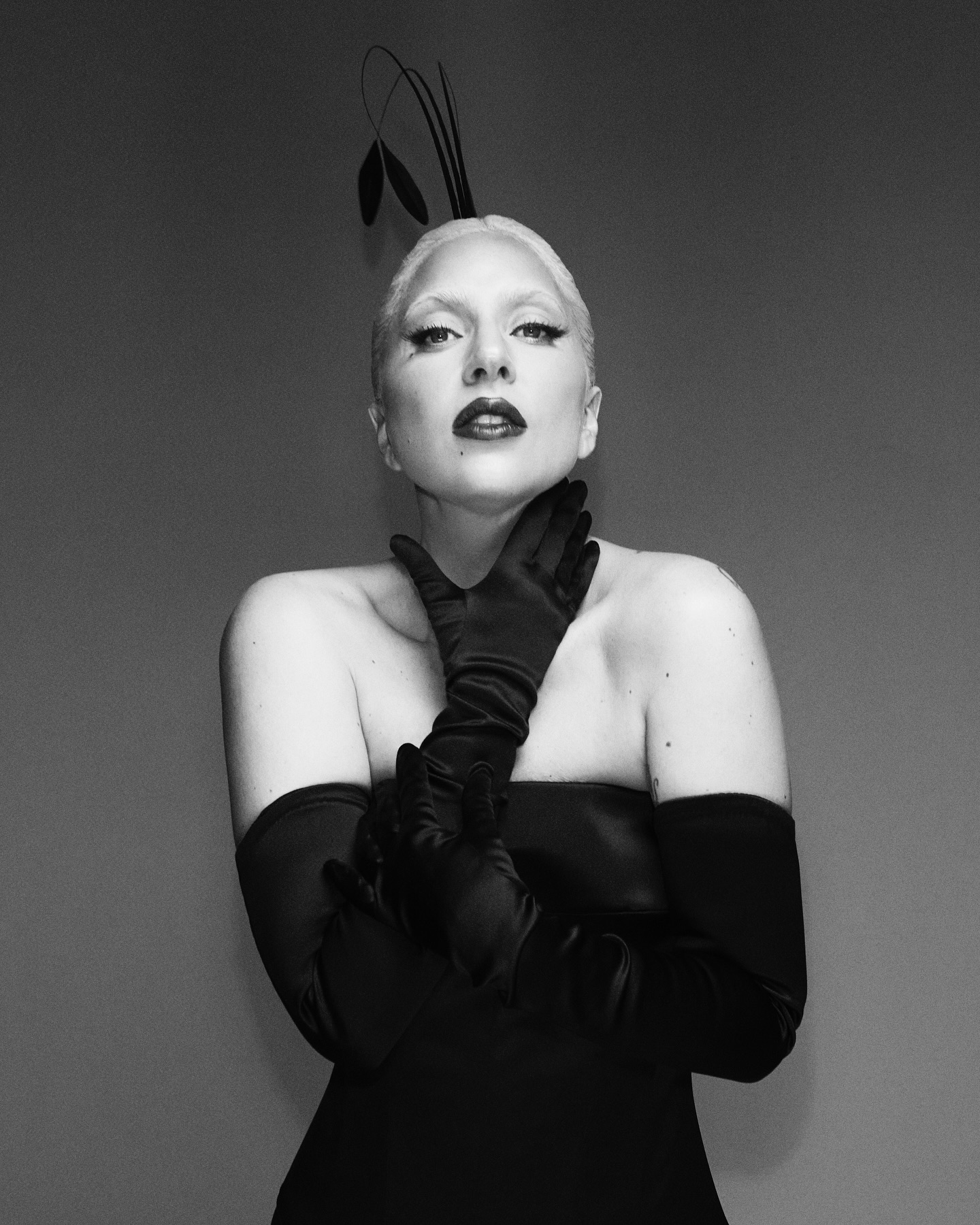 Após atuar nos Jogos Olímpicos, Lady Gaga canta com os fãs em Paris. Veja o vídeo