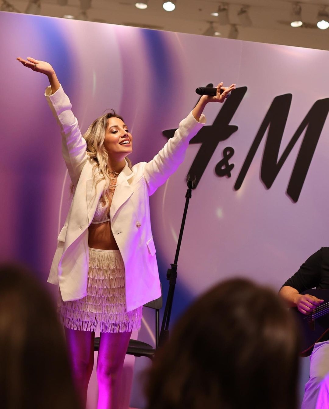 April Ivy arrasou com esta saia da H&M no regresso aos palcos. Custa menos de 30€ e vai até ao 4XL