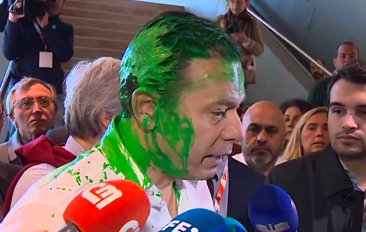 Luís Montenegro é atingido com tinta verde na BTL. “Pontaria não faltou ao jovem que me abordou”