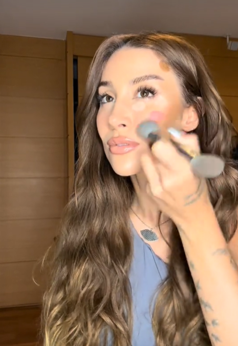 Com apenas este pincel consegue fazer toda a sua maquilhagem. Conheça a técnica que já está viral no TikTok