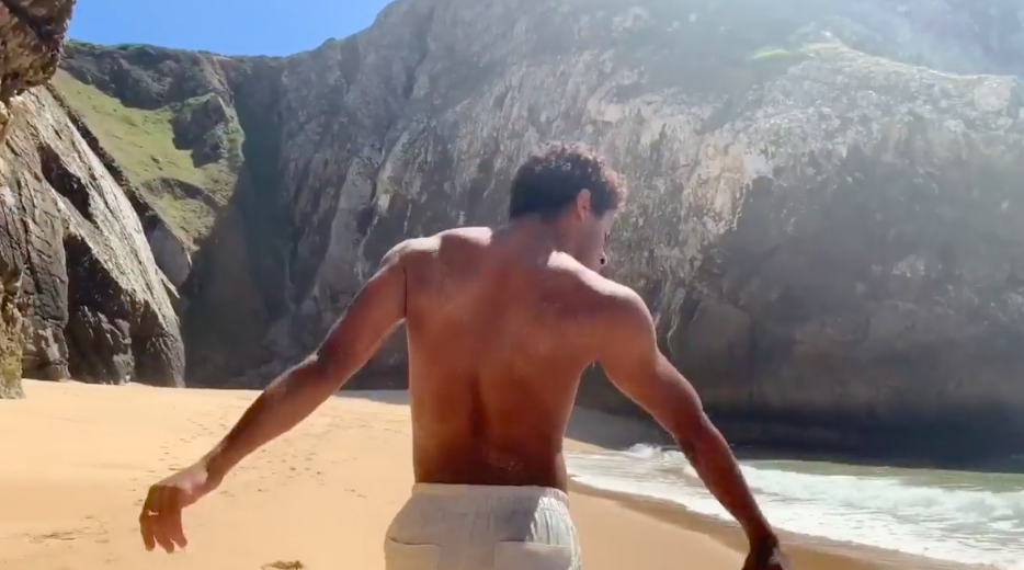 O incrível vídeo do bailarino português estrela na Royal Ballet a recordar a escravatura com dança na praia