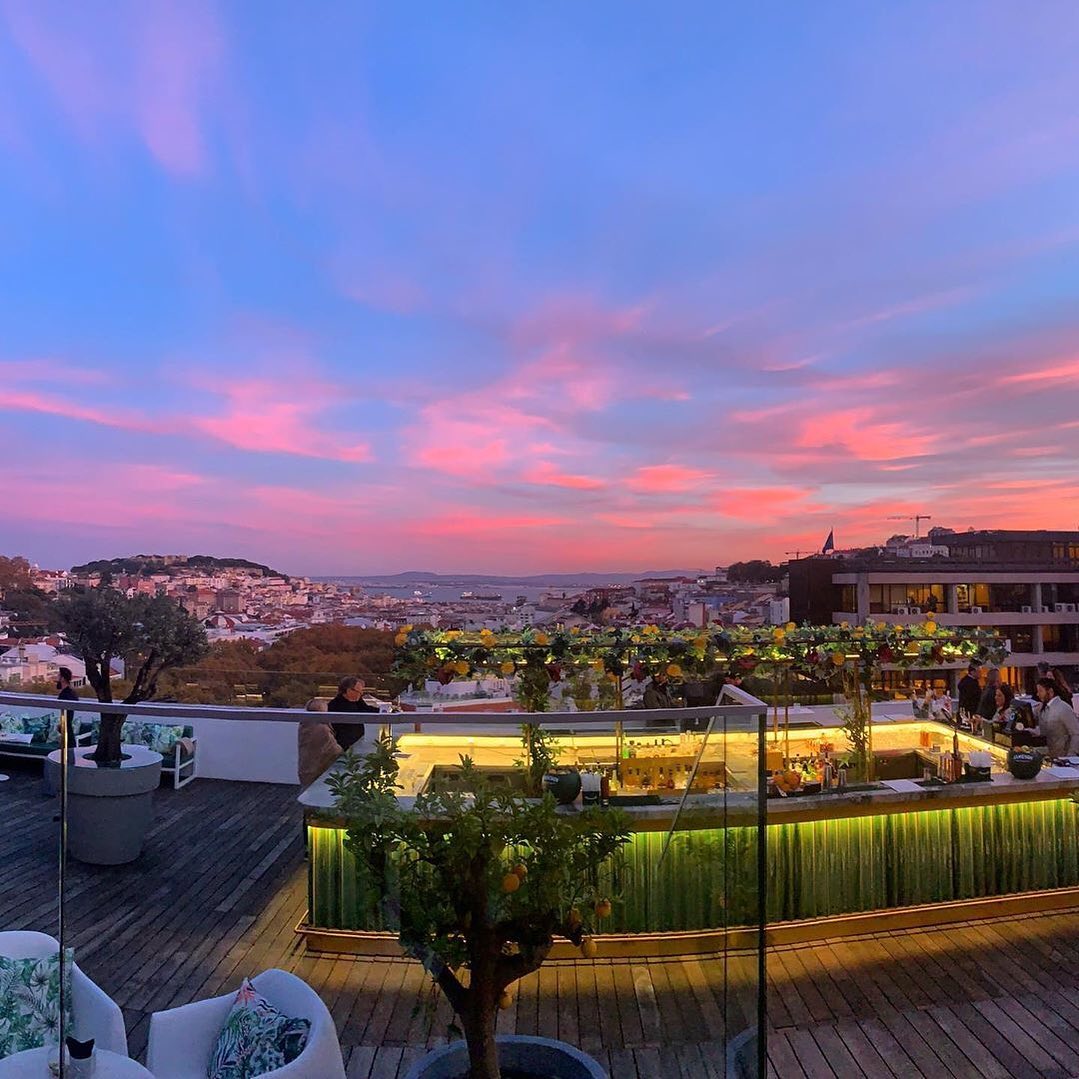 Melhor do que um mojito na mão e o pôr do sol de Lisboa? Só se acrescentar os petiscos de Olivier