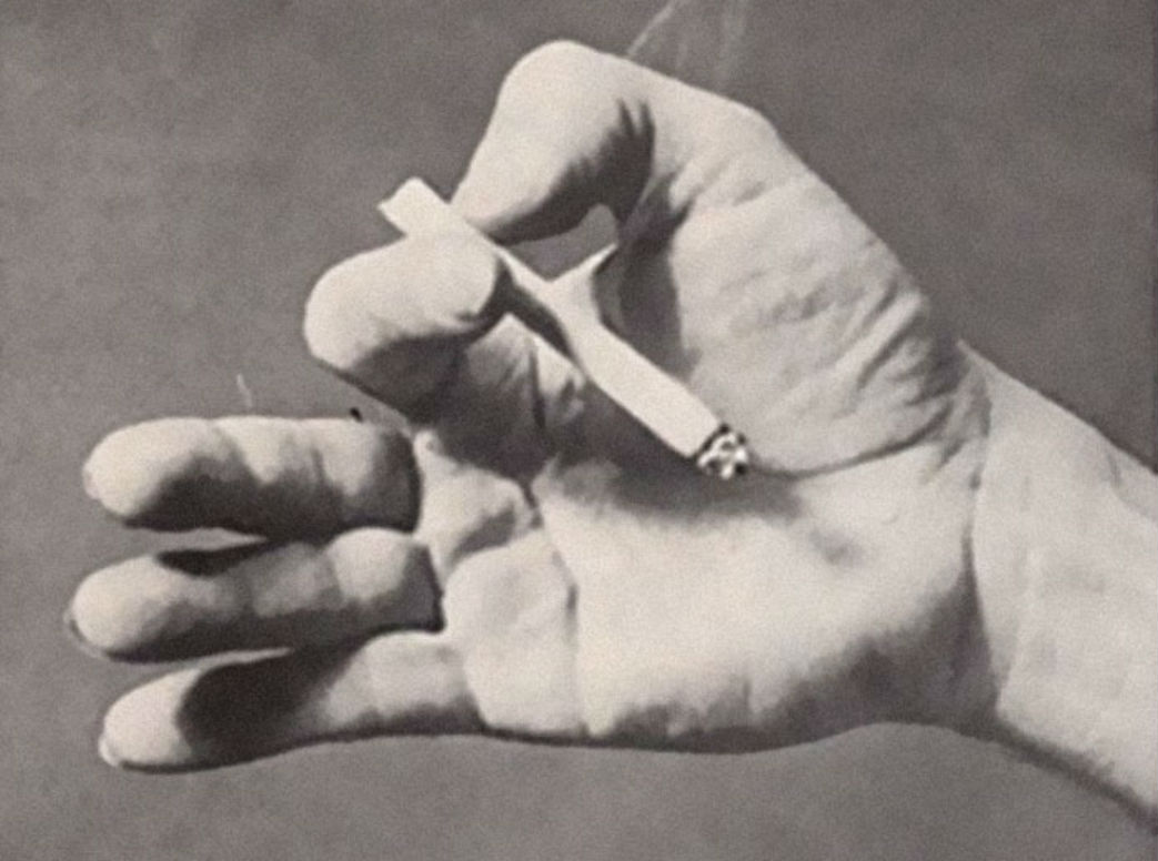 Artigo de 1959 explica o que diz sobre si a forma como segura num cigarro