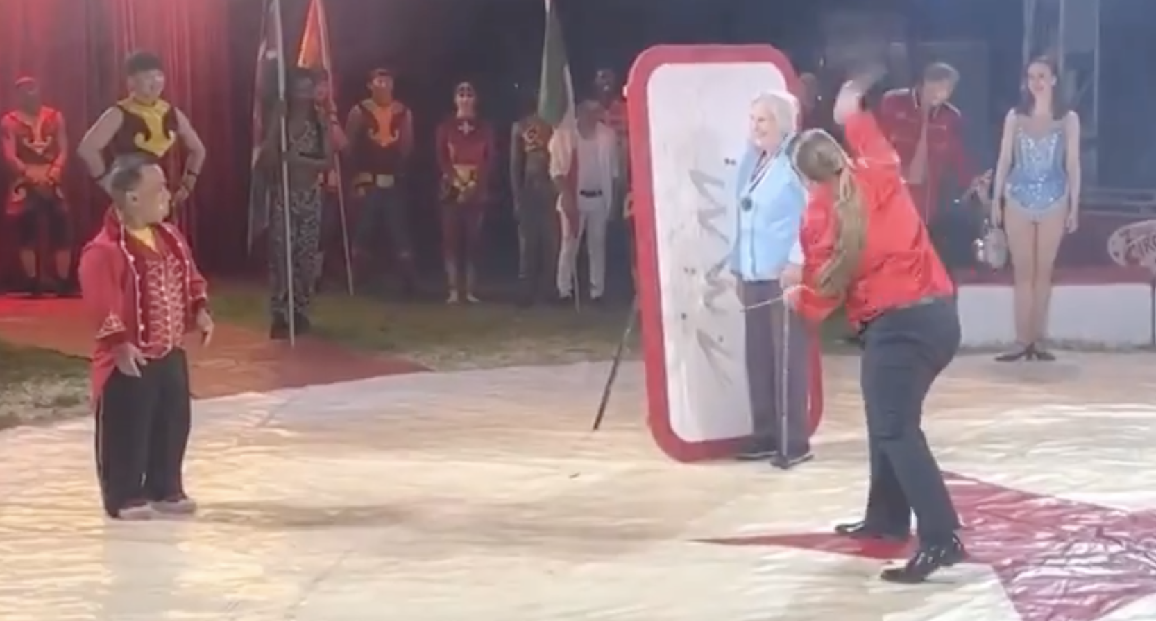 Aos 99 anos, esta mulher concretizou um sonho – que lhe atirassem facas. E diz já estar “pronta para a próxima”