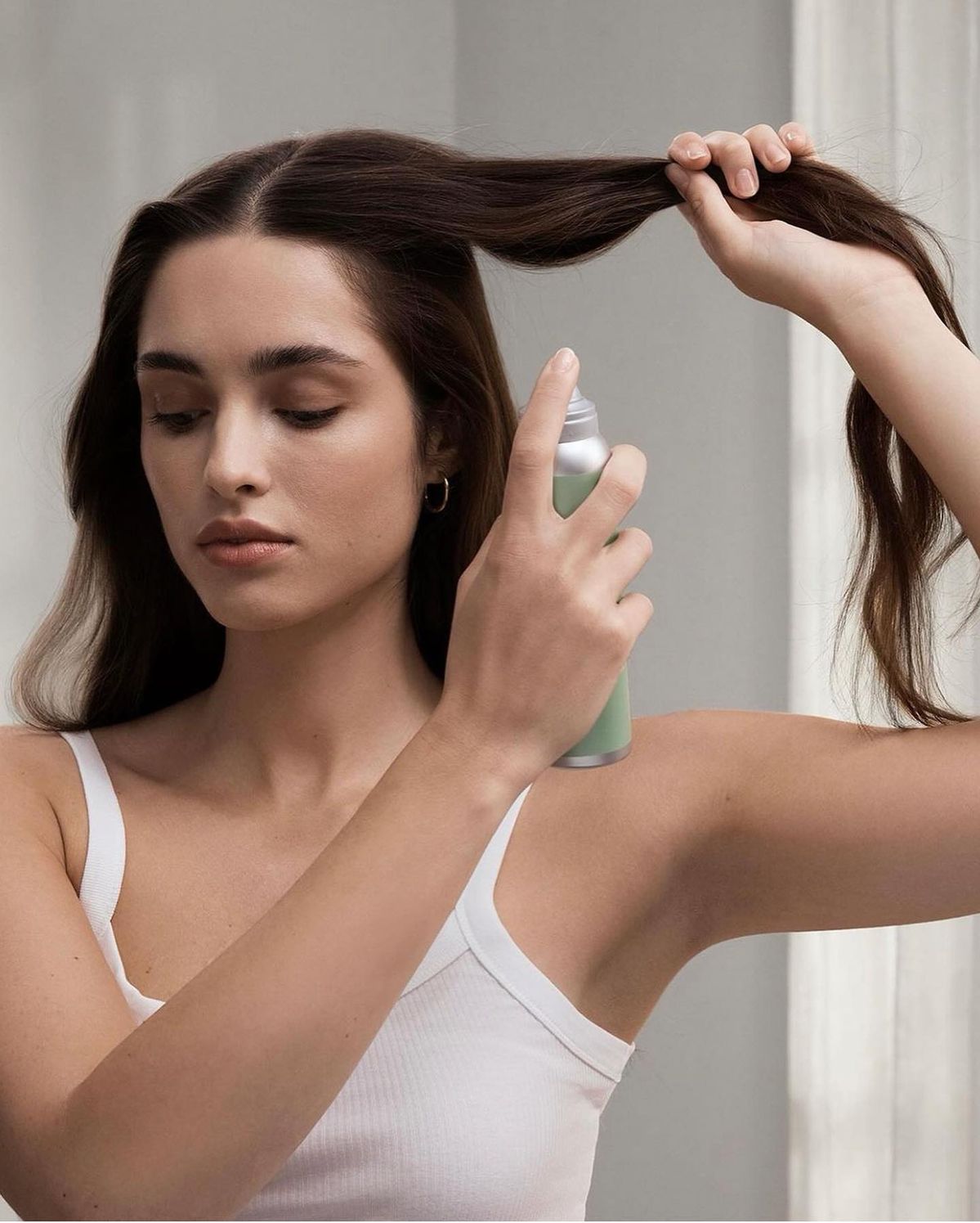 Este novo champô seco só custa 3,50€ e a aplicação não é uma dor de cabeça. Saiba de onde é