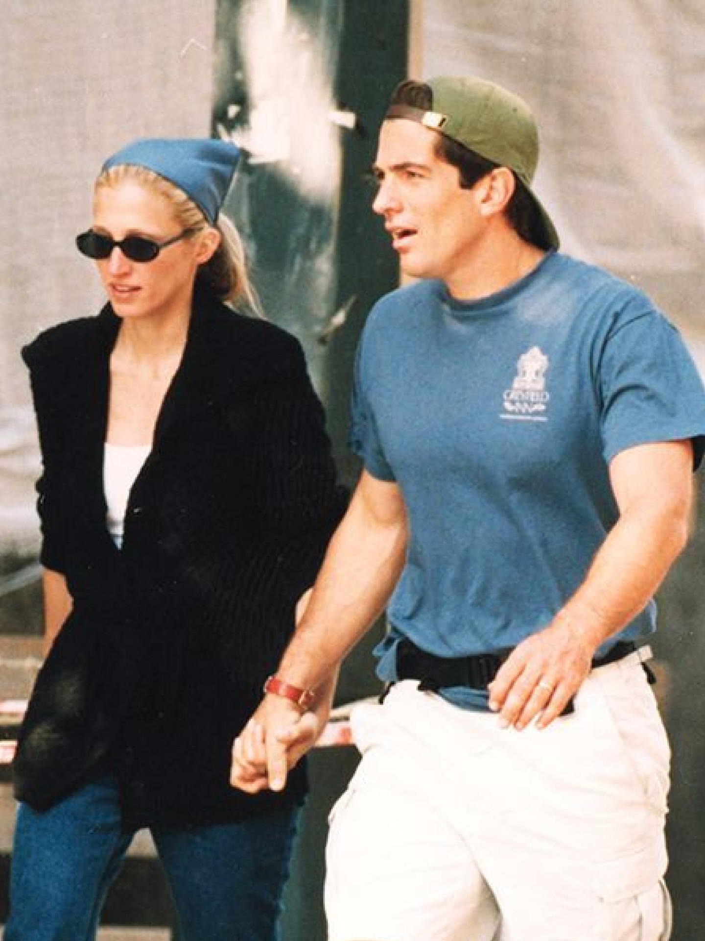 O formato de óculos de sol favorito de Carolyn Bessette-Kennedy vai ser tendência na primavera. Eis 12 opções