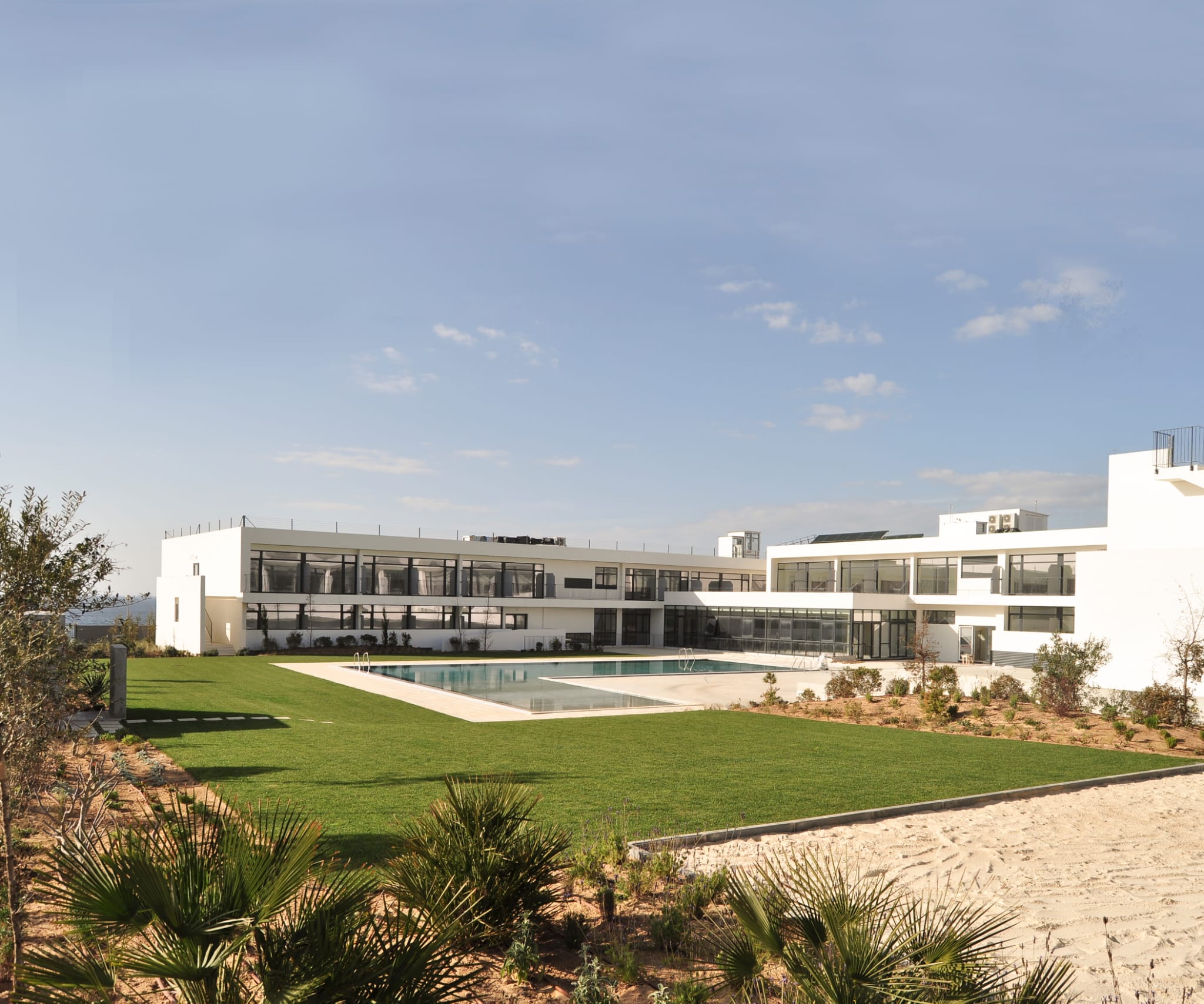 O novo hotel da Costa Vicentina já abriu e fica mesmo em frente à melhor praia de Porto Covo