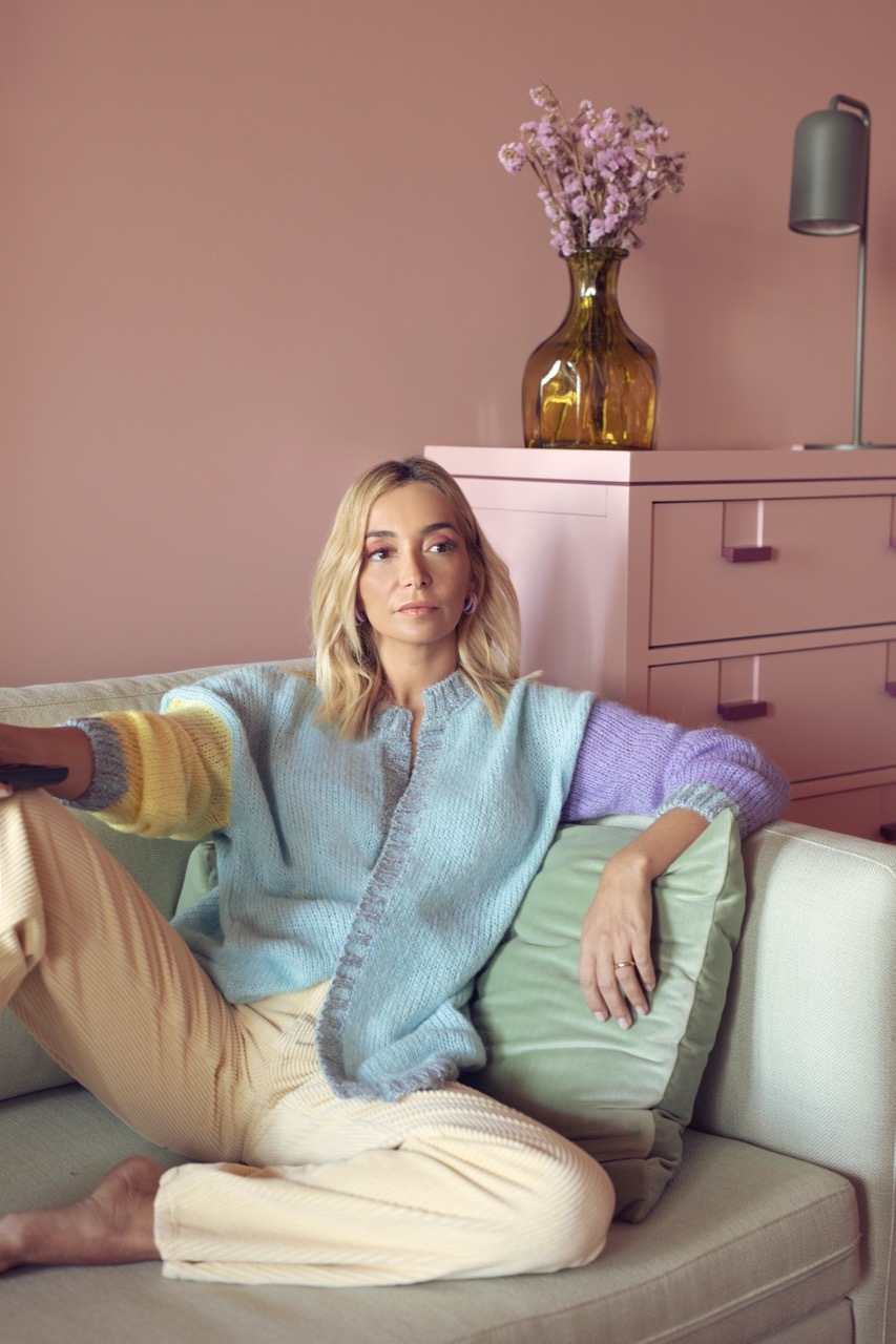 Quentinhas e coloridas. As novas malhas de Carina Caldeira (quase) nos fazem desejar o tempo frio