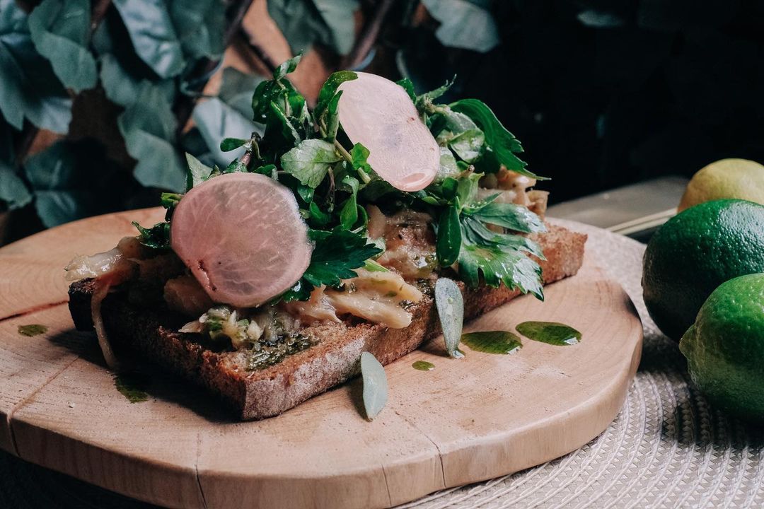 O novo spot da Ericeira em que é engolido por um deus Tiki antes de devorar a ementa saudável