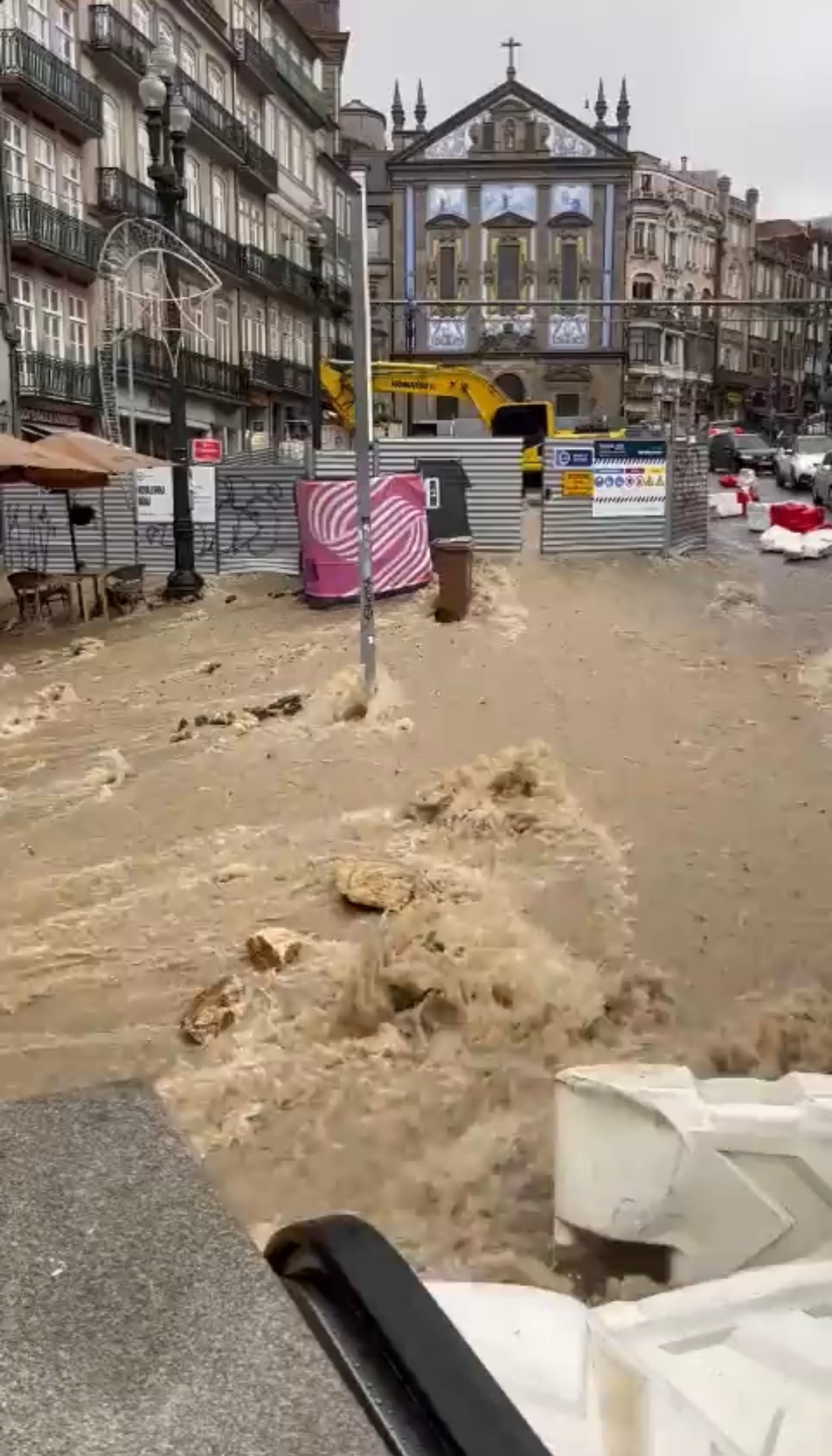 Veja os vídeos impressionantes do mau tempo no Porto. Cidade está irreconhecível por causa das cheias