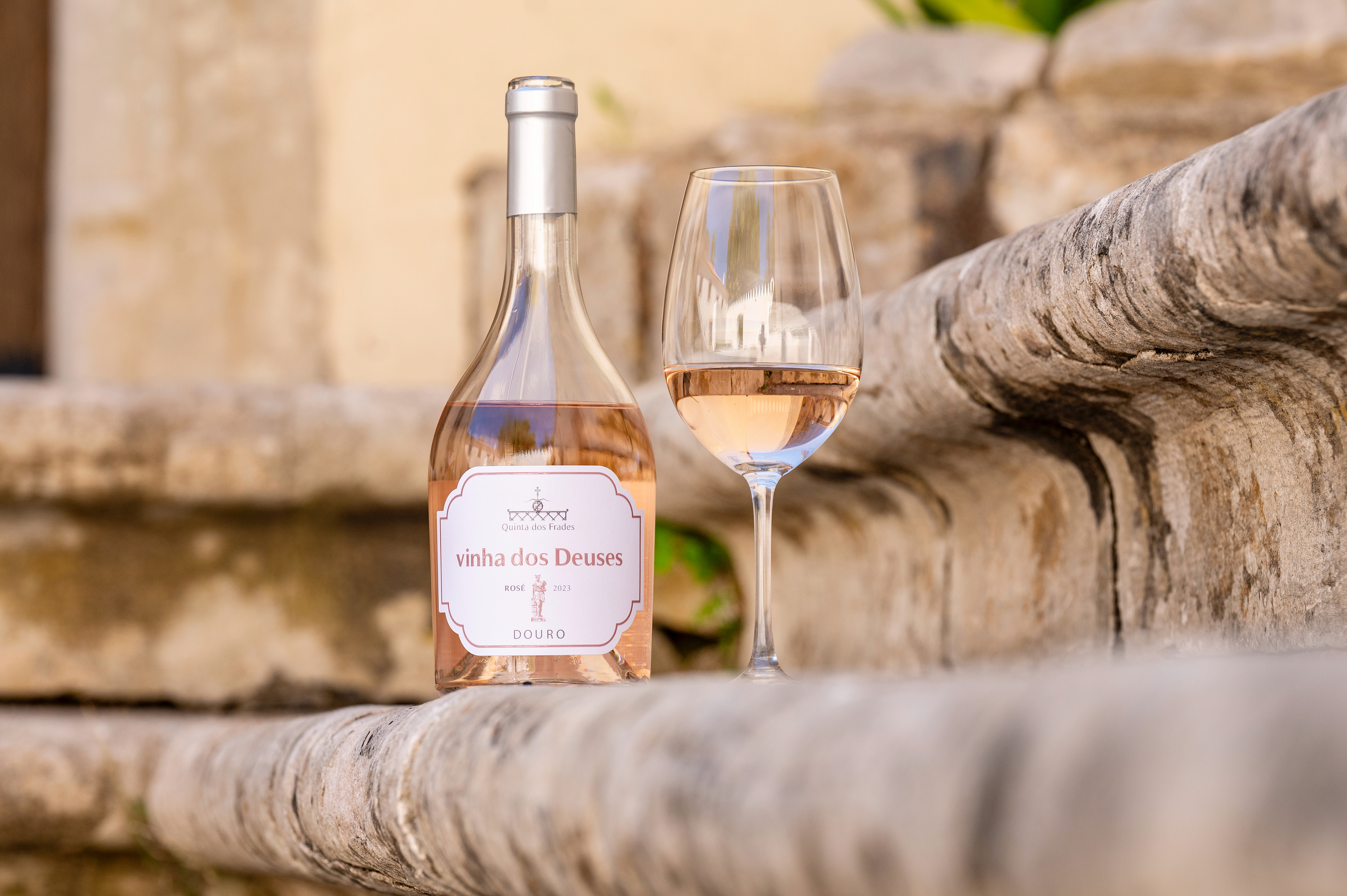 Do rosé ao espumante. 10 vinhos para experimentar em agosto (a partir de 4,69€)