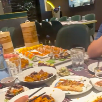 4 jovens desperdiçam 18 pratos cheios de comida em buffet e foram obrigados a pagar multa. Saiba o valor