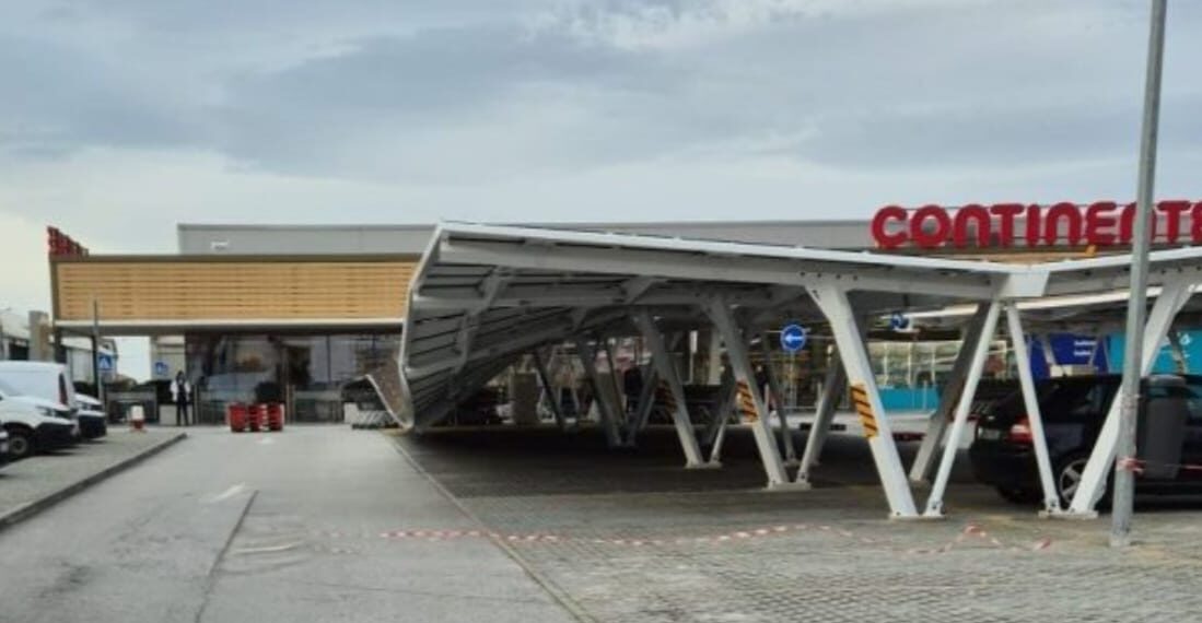 Cobertura do supermercado Continente caiu com o vento forte. Mau tempo faz estragos