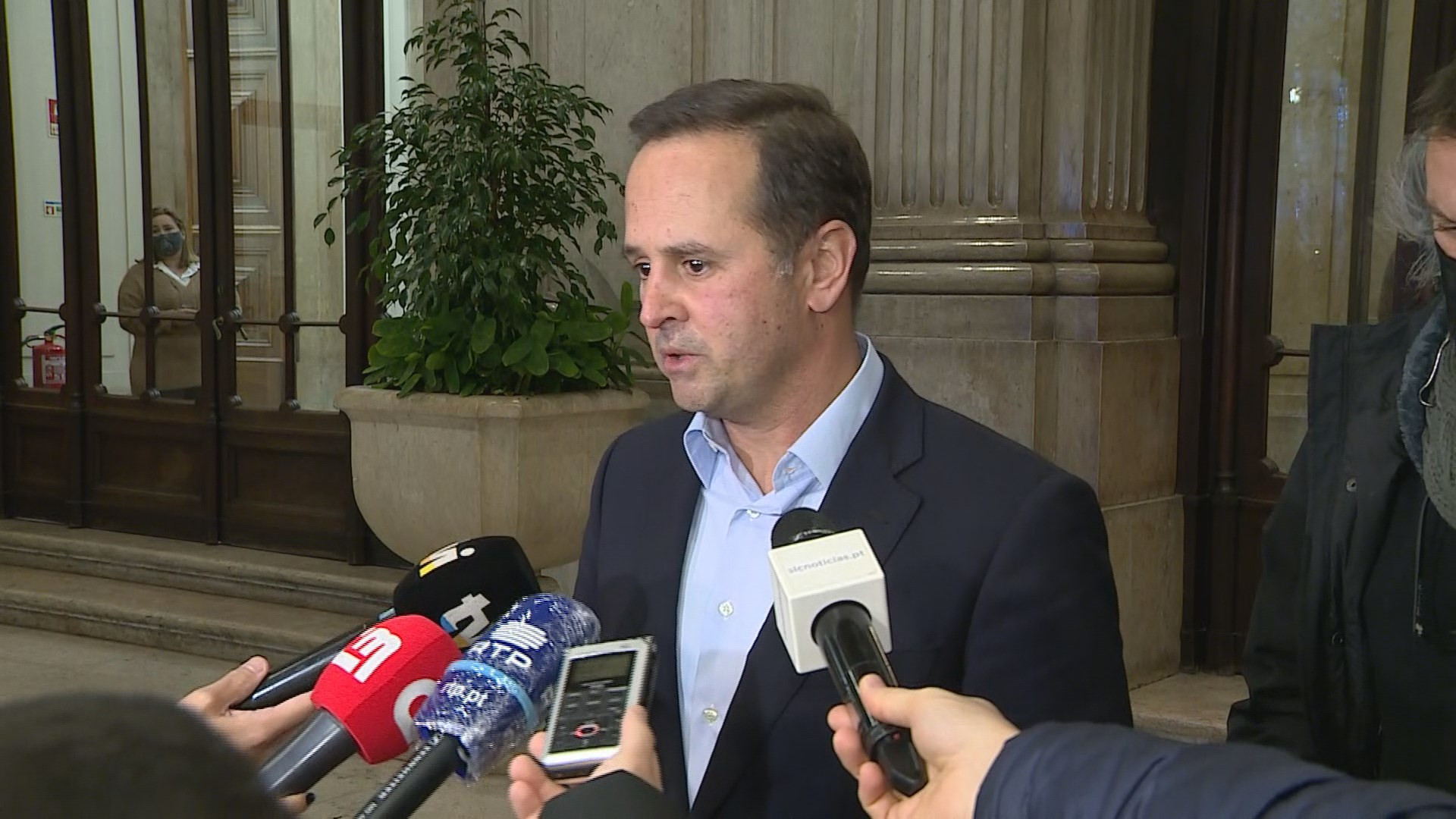 Fernando Medina pede desculpa por cedência de dados à Rússia. “Não podia ter acontecido”