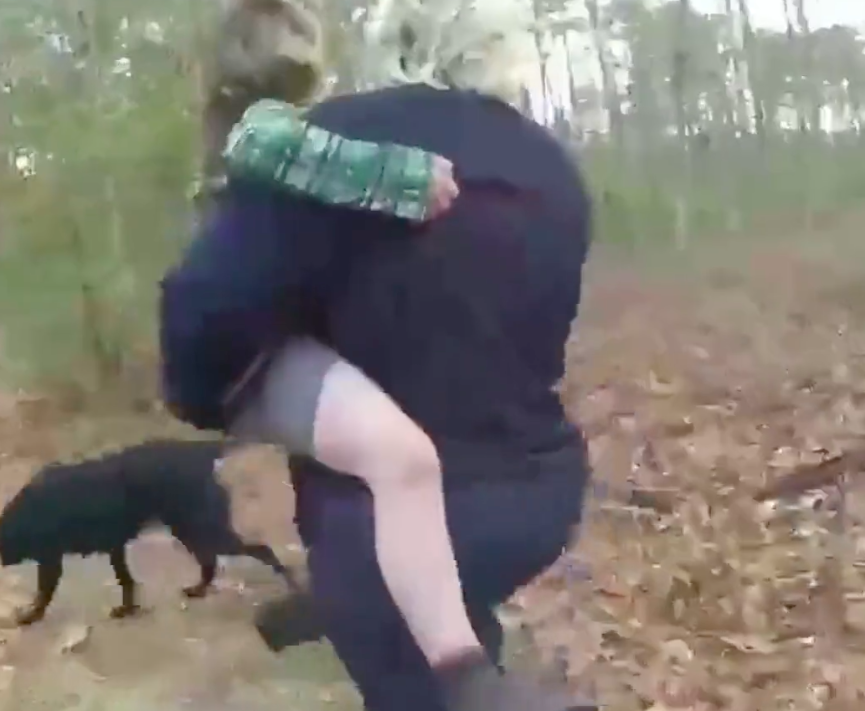 Criança de 4 anos perde-se na floresta e o seu cão nunca saiu do seu lado — veja o vídeo de como foi encontrado